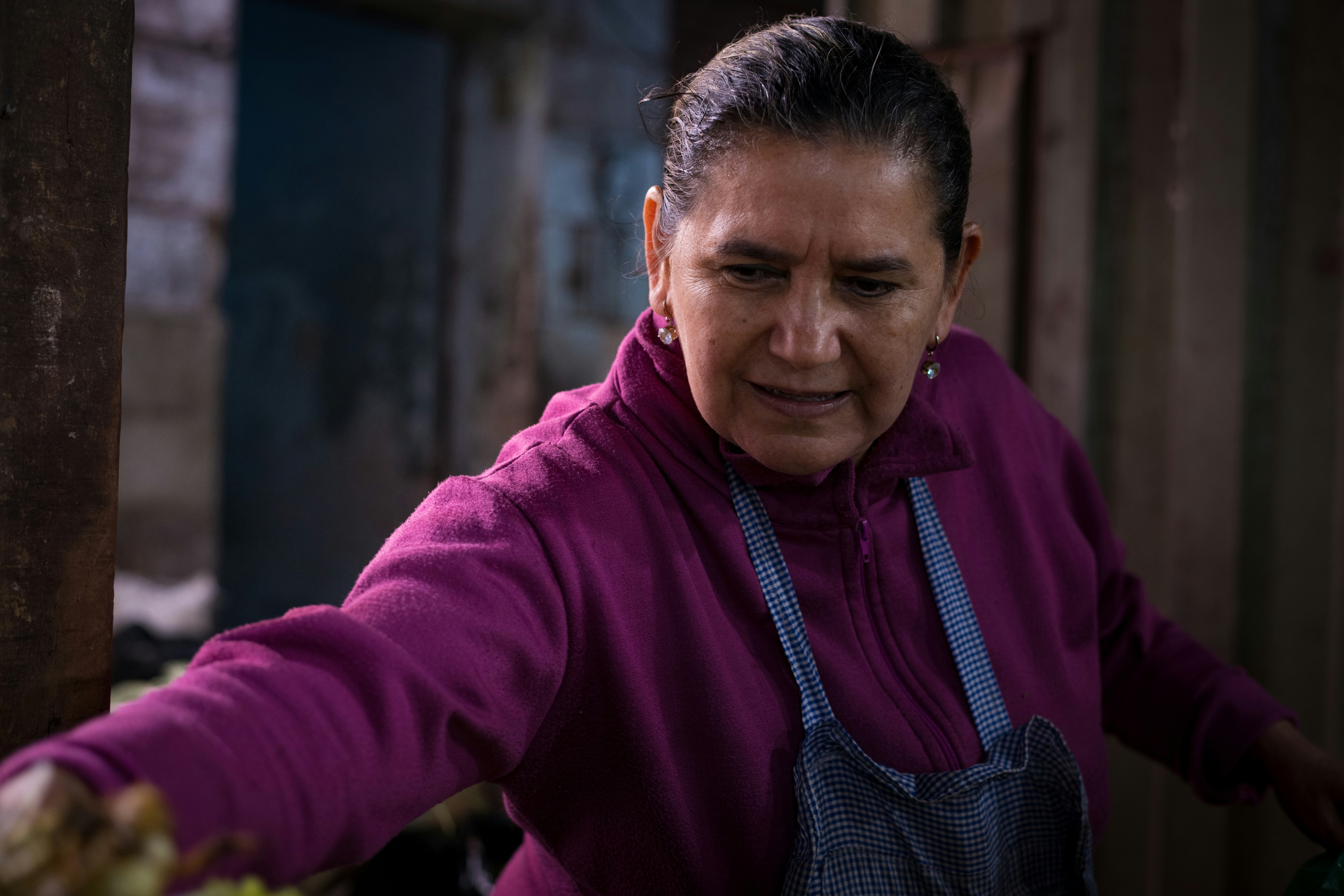 Asunción, Paraguay - #ParaguayHumano Ella es mi marchante de verduras en el Mercado 4. Se llama Zunilda. Es una persona encantadora y amable. En las fotos la ven, siempre con una sonrisa. Su puesto está sobre la calle Batilana, frente a la que era la entrada a la Feria Aragón. #MujeresTrabajadoras #Mercado4 #AsunciónHumana