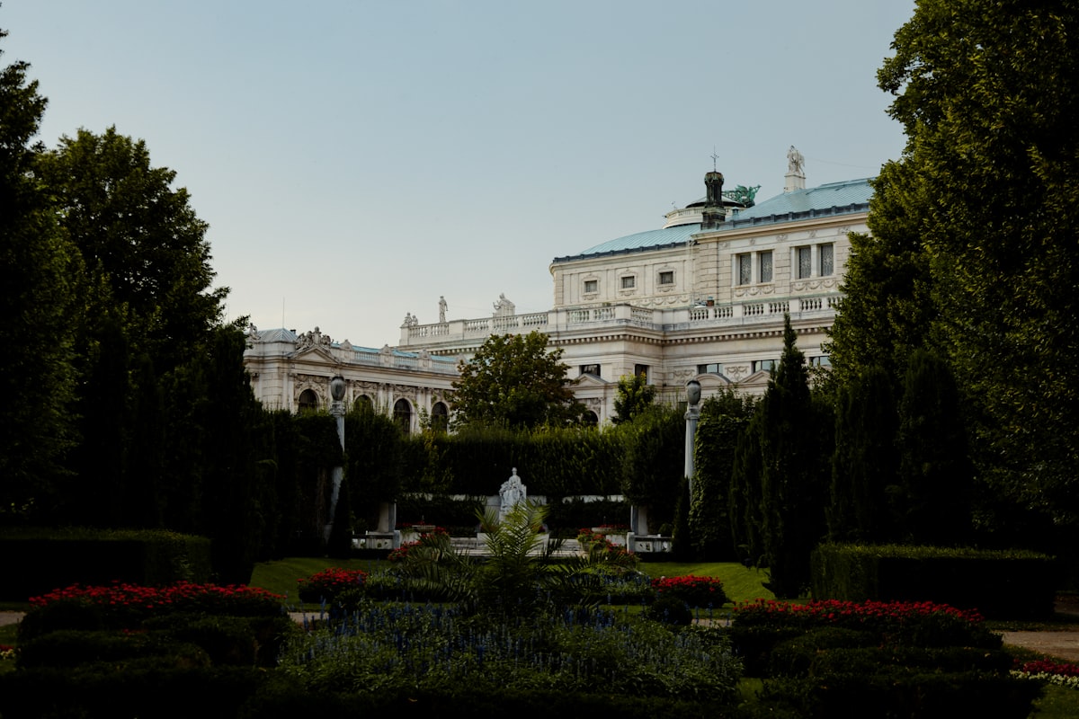 Exteriorul conacului de patrimoniu între arbori maturi