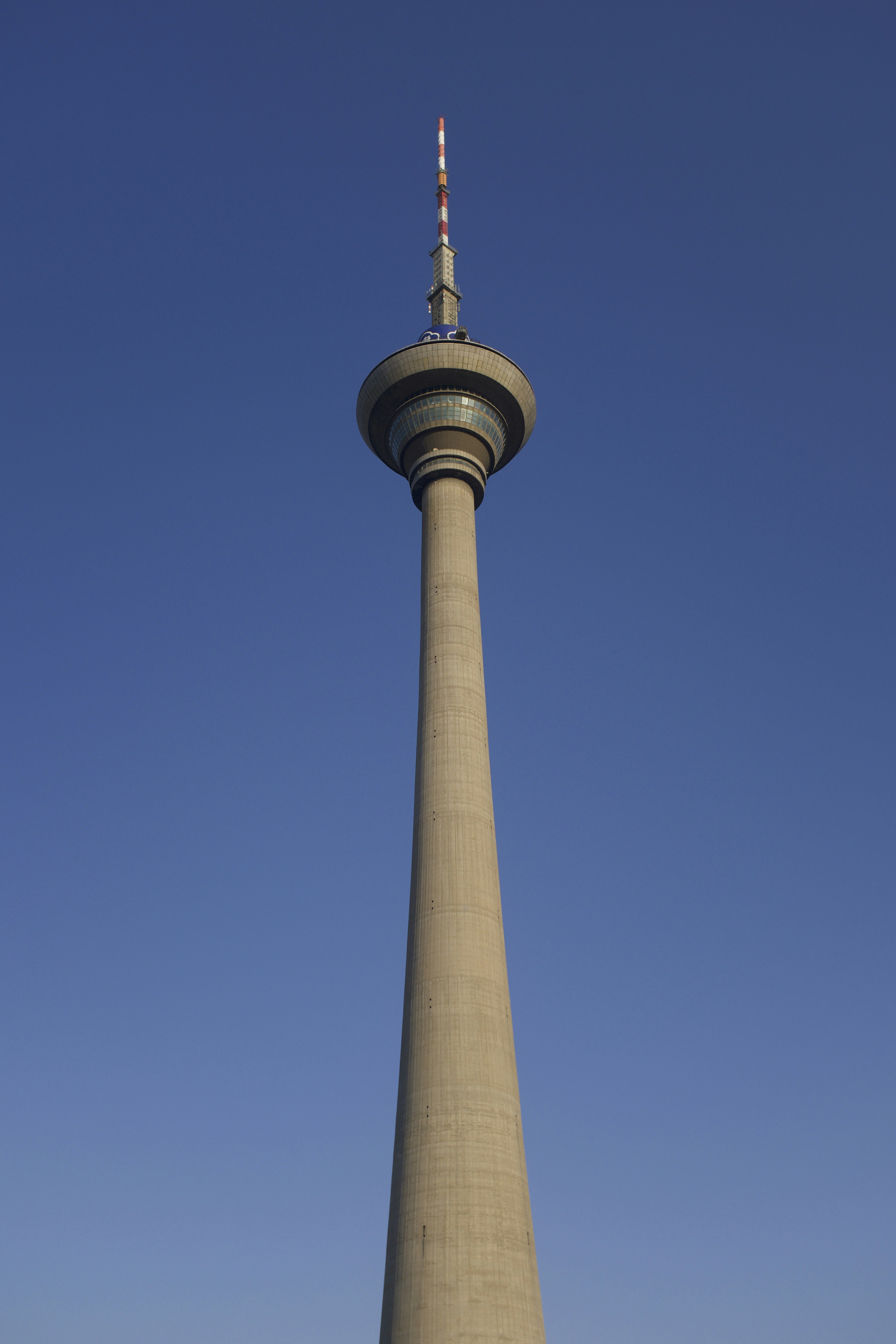 Uma torre alta alcança um céu azul.