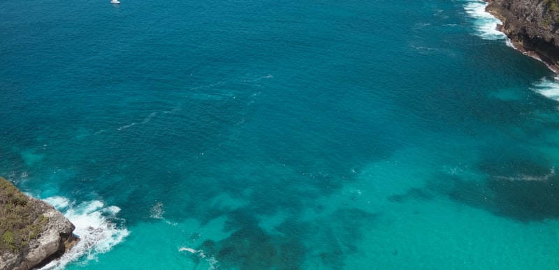 Pantai tersembunyi Gunungkidul dengan tebing karang biru