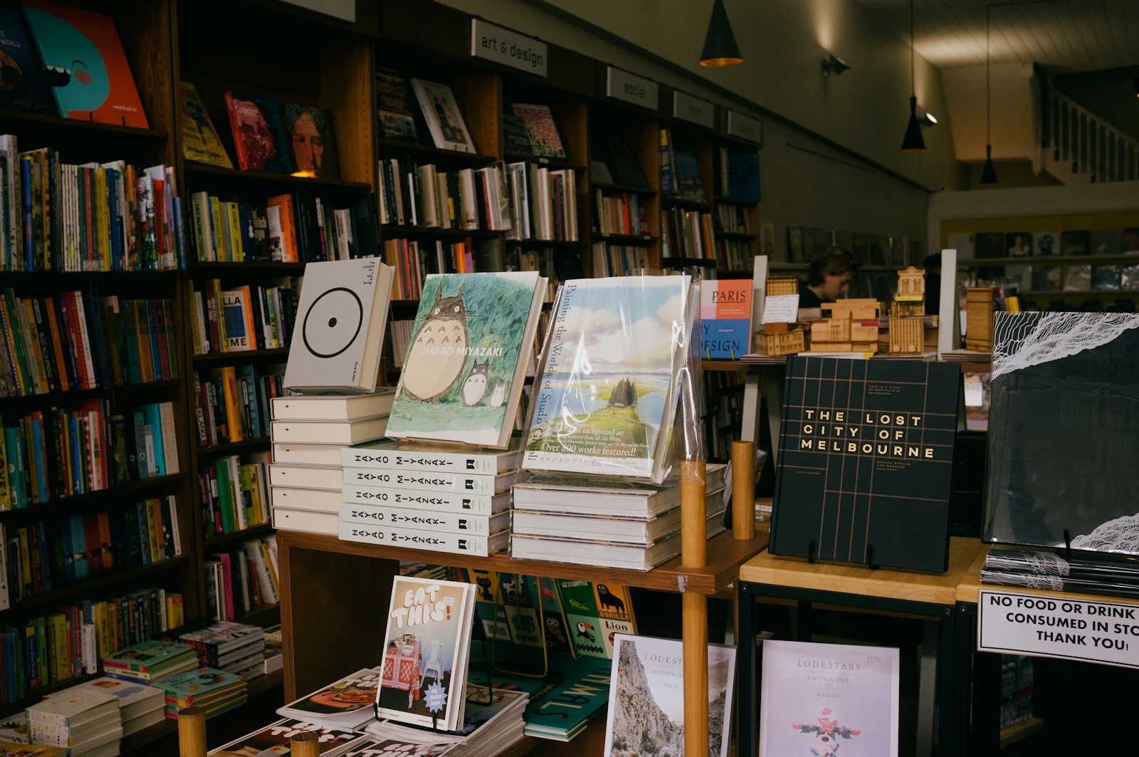 كتب معروضة داخل مكتبة