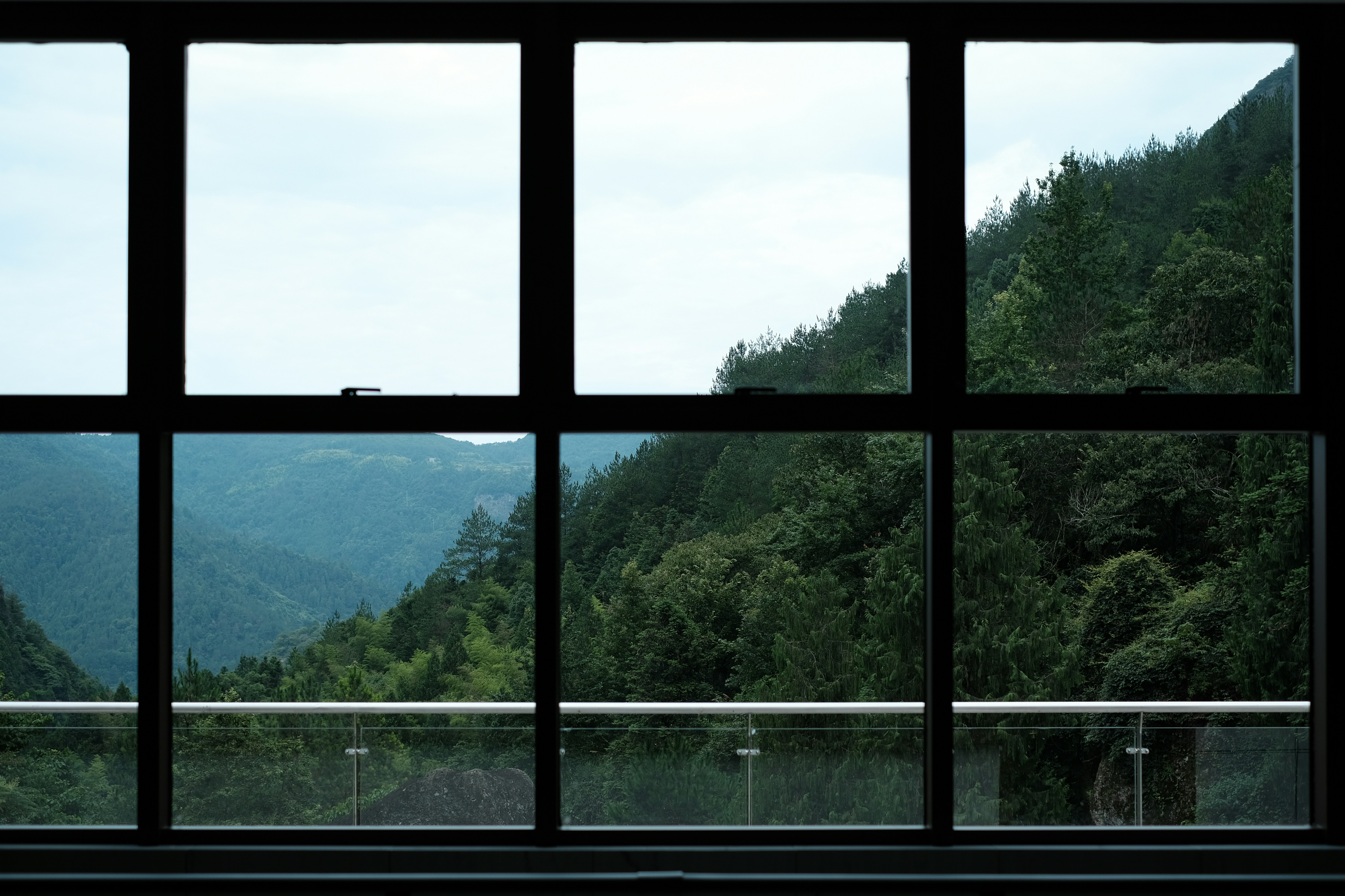 Una vista de la montaña vista a través de una ventana.