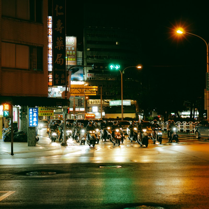 台灣夜間街道上的機車與車流