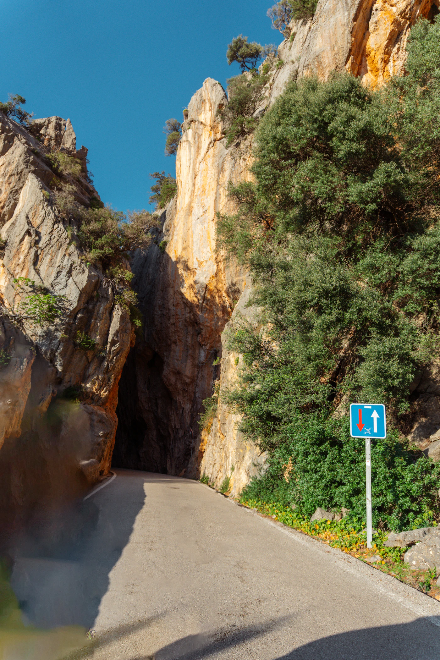 Les parois calcaires étroites du canyon du Torrent de Pareis se refermant au-dessus d'un lit rocheux asséché.