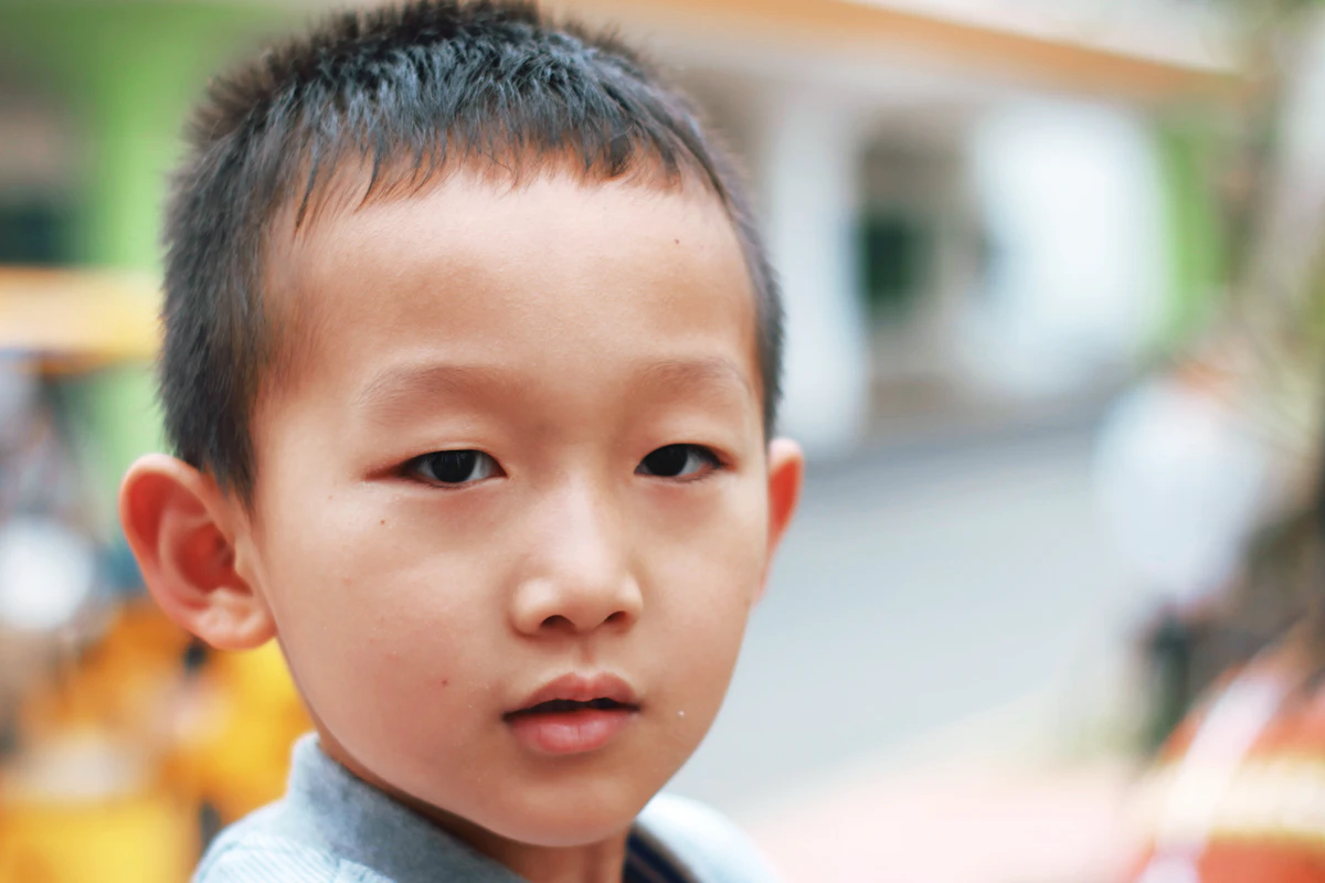 アジア人の少年がカメラを見ている