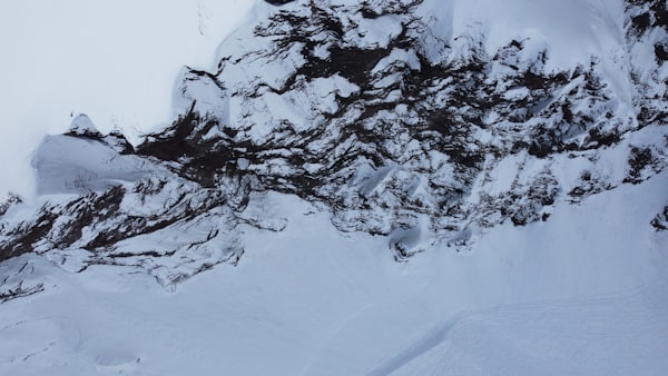 Schneebedeckter Bergrücken aus der Vogelperspektive