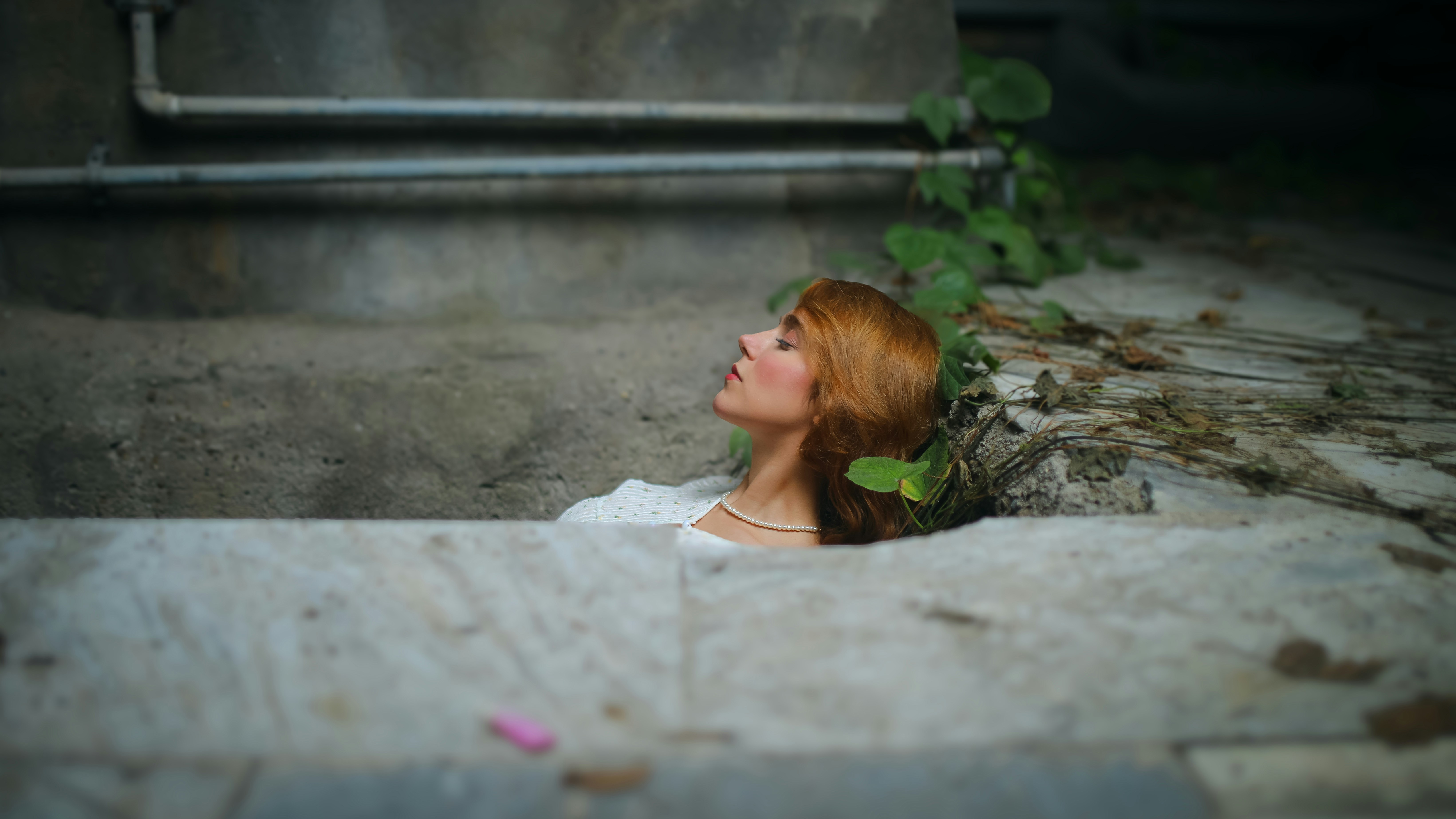 女性は緑の石造りの建物で休んでいます。