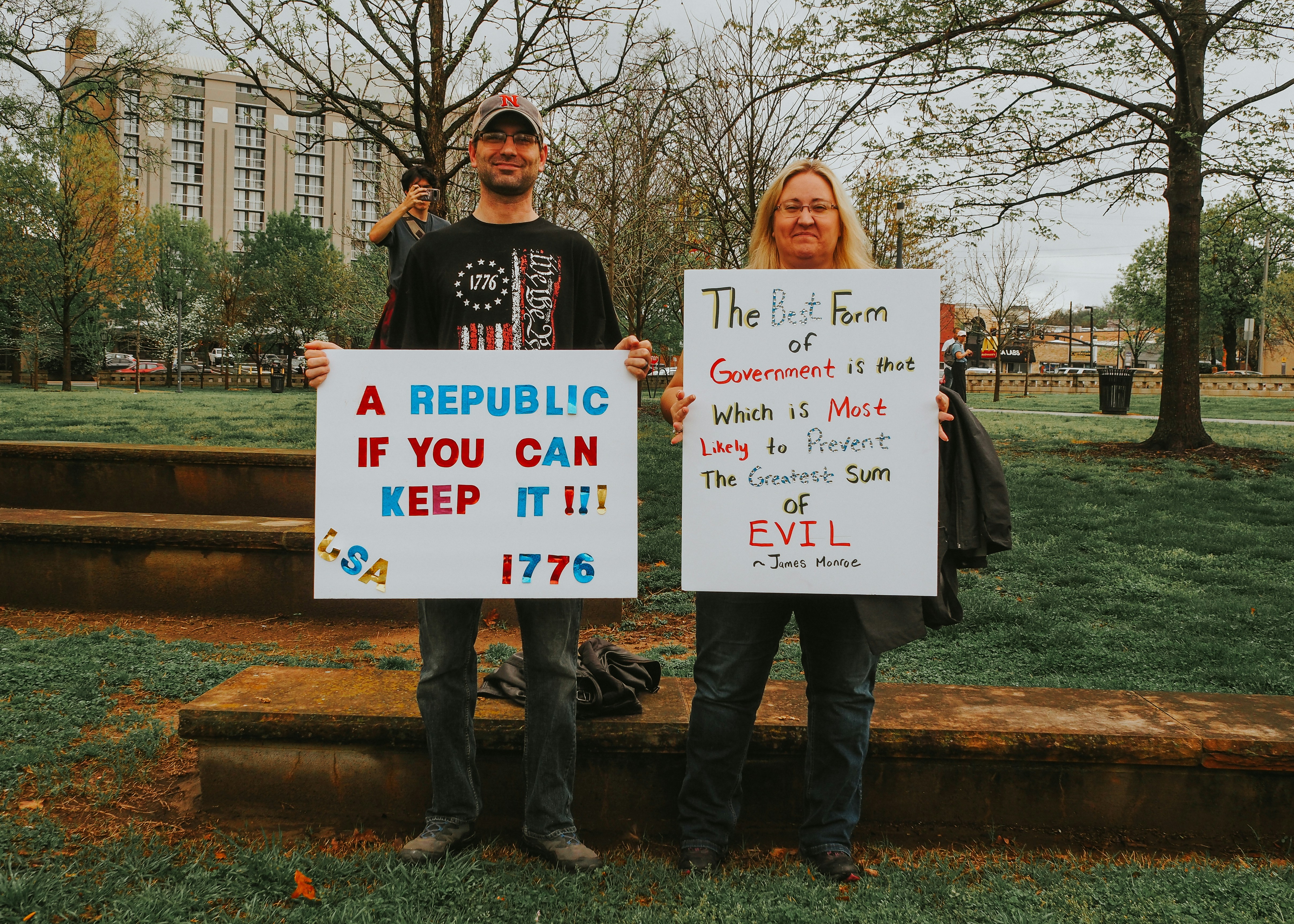 Die Menschen halten Schilder hoch, auf denen sie für eine Republik plädieren.