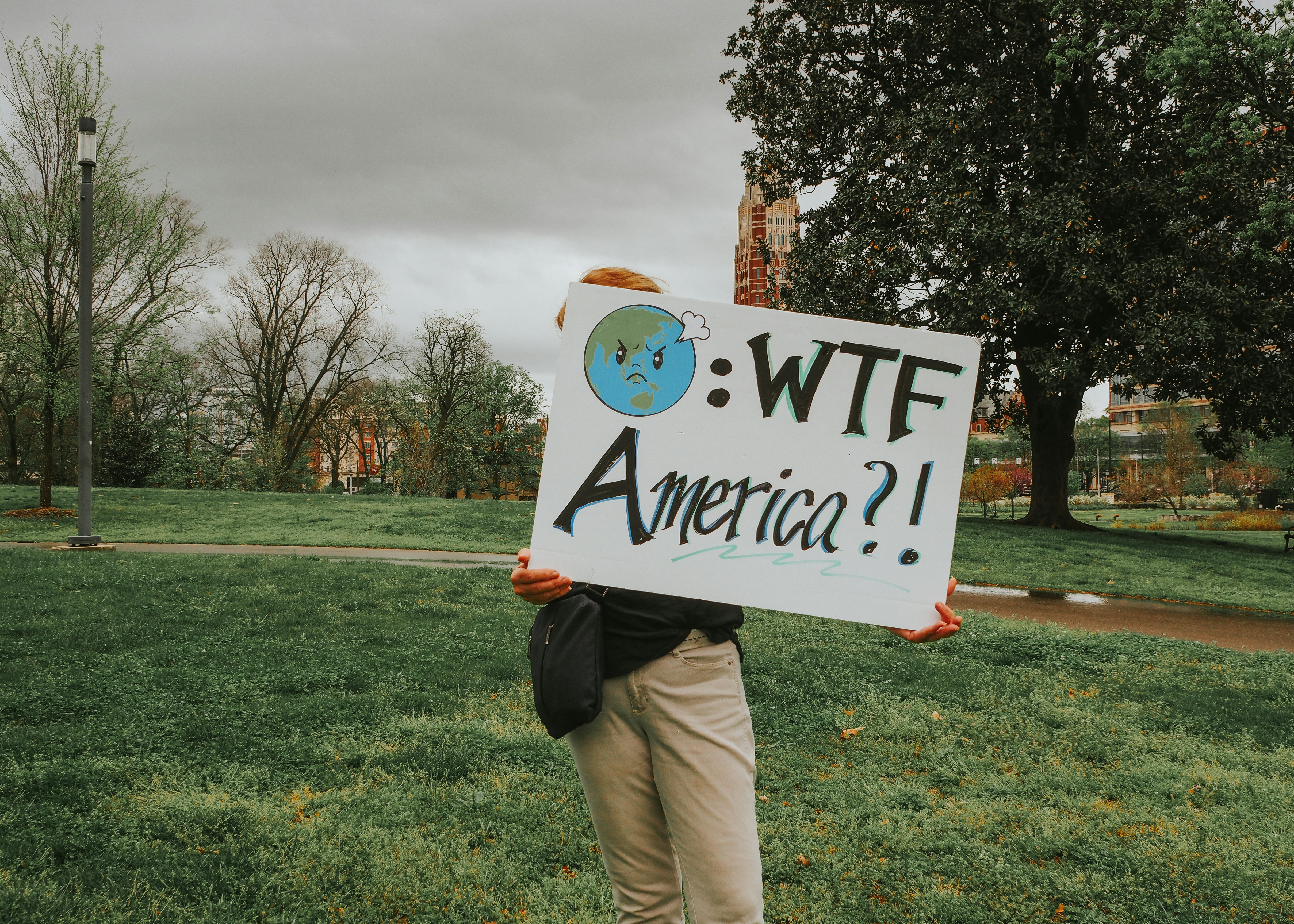 Manifestante pergunta "wtf américa?" sobre a terra