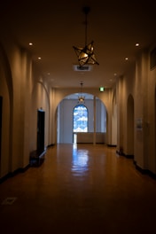 Ingresso condominiale pulito con vetrate brillanti e spazi curati