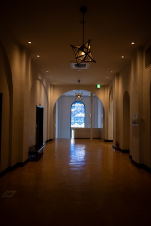 Ingresso condominiale pulito con vetrate brillanti e spazi curati