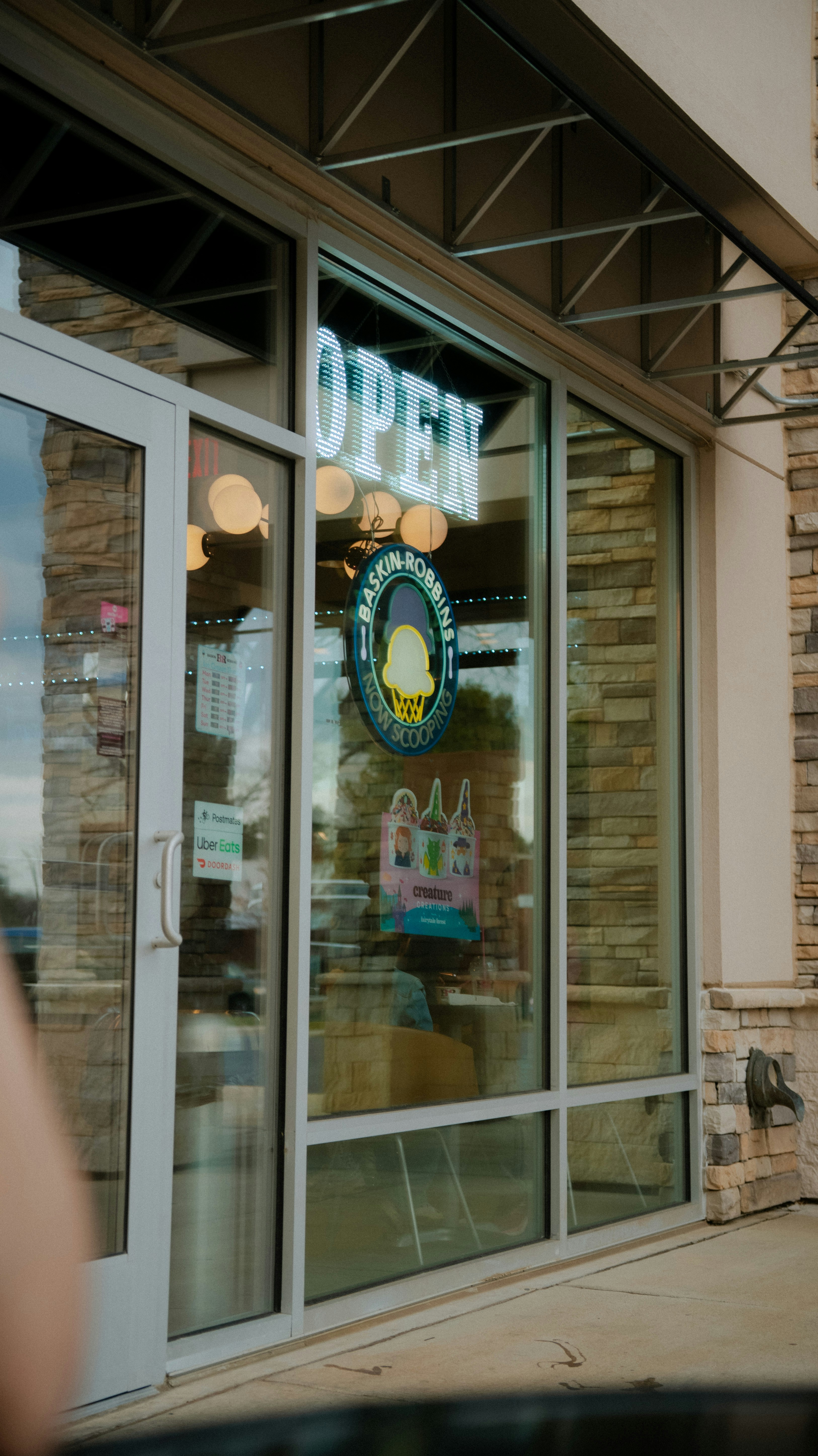 "오픈" 간판이 있는 아이스크림 가게.