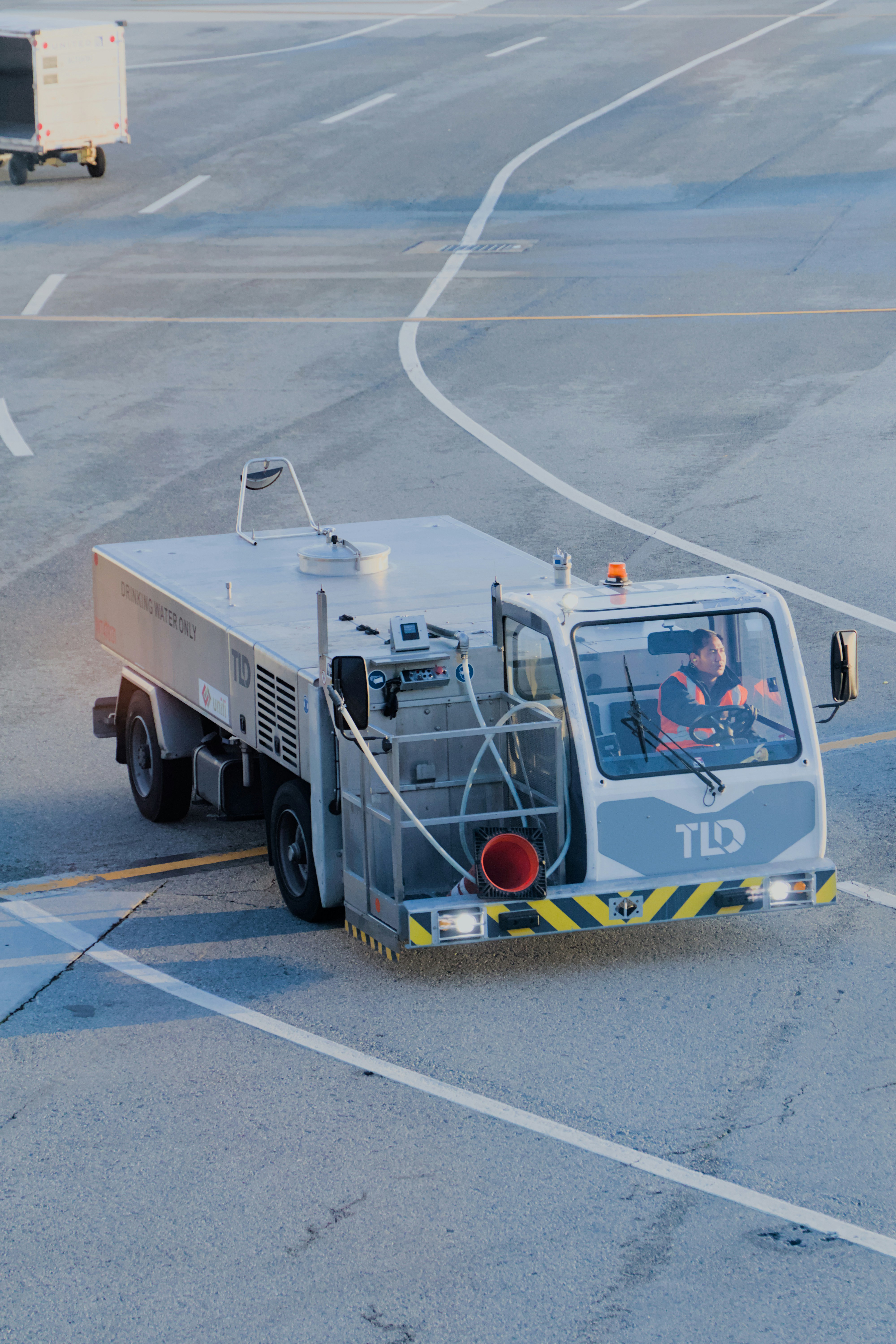 Un conductor opera un vehículo TLD en la pista.