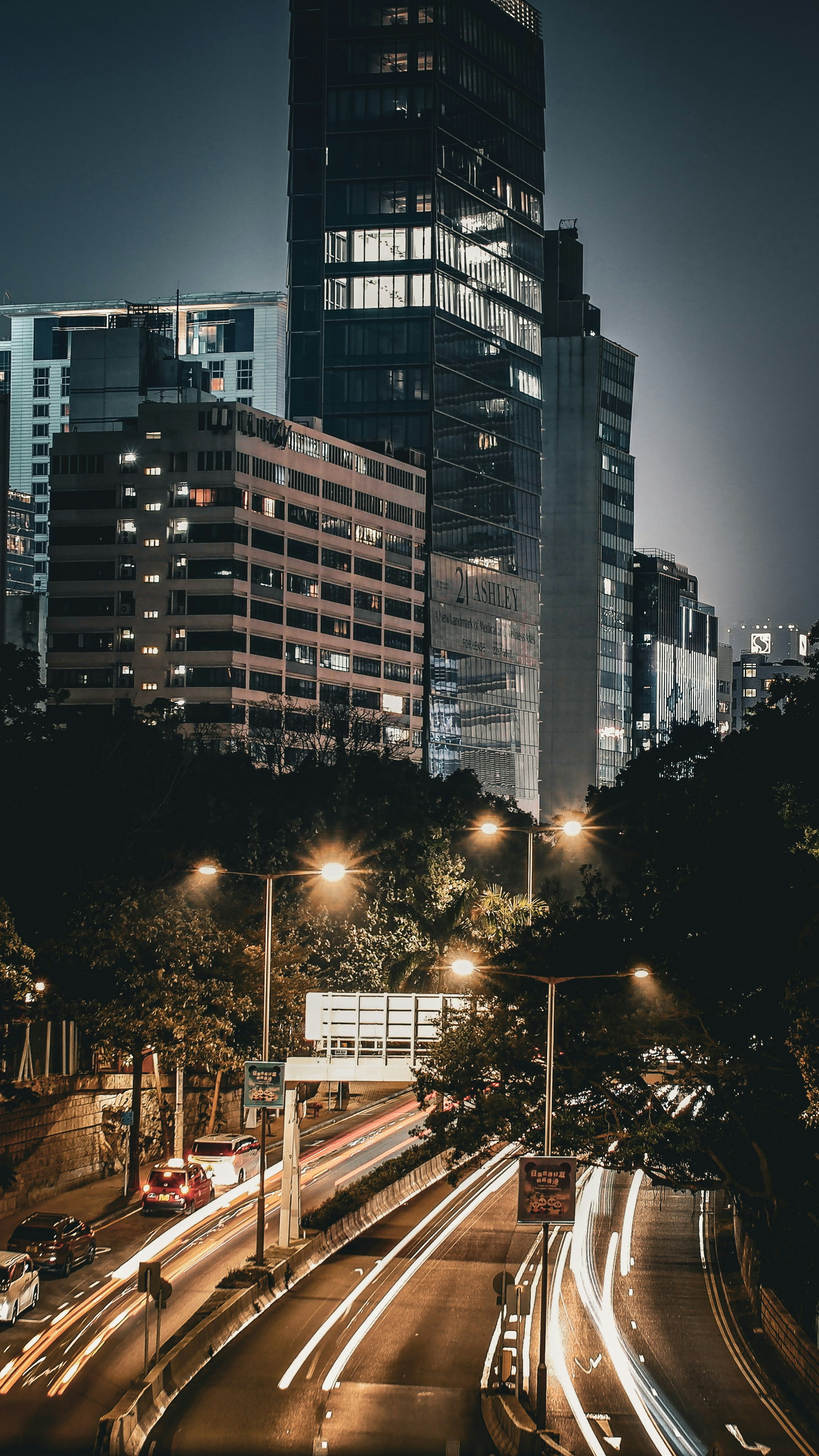 Nächtliche Lichter und Gebäude der Stadt schaffen eine faszinierende Szenerie.