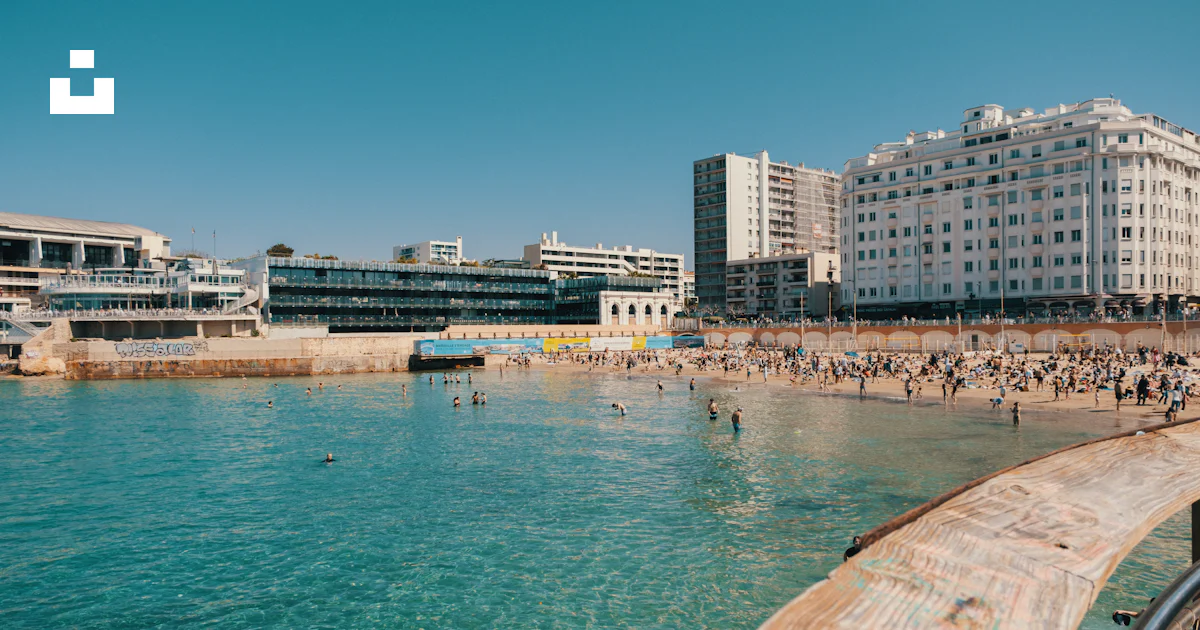 Plage Pleine De Monde Avec Des B timents En Arri re plan Photo plage-pleine-de-monde-avec-des-b-timents-en-arri-re-plan-photo