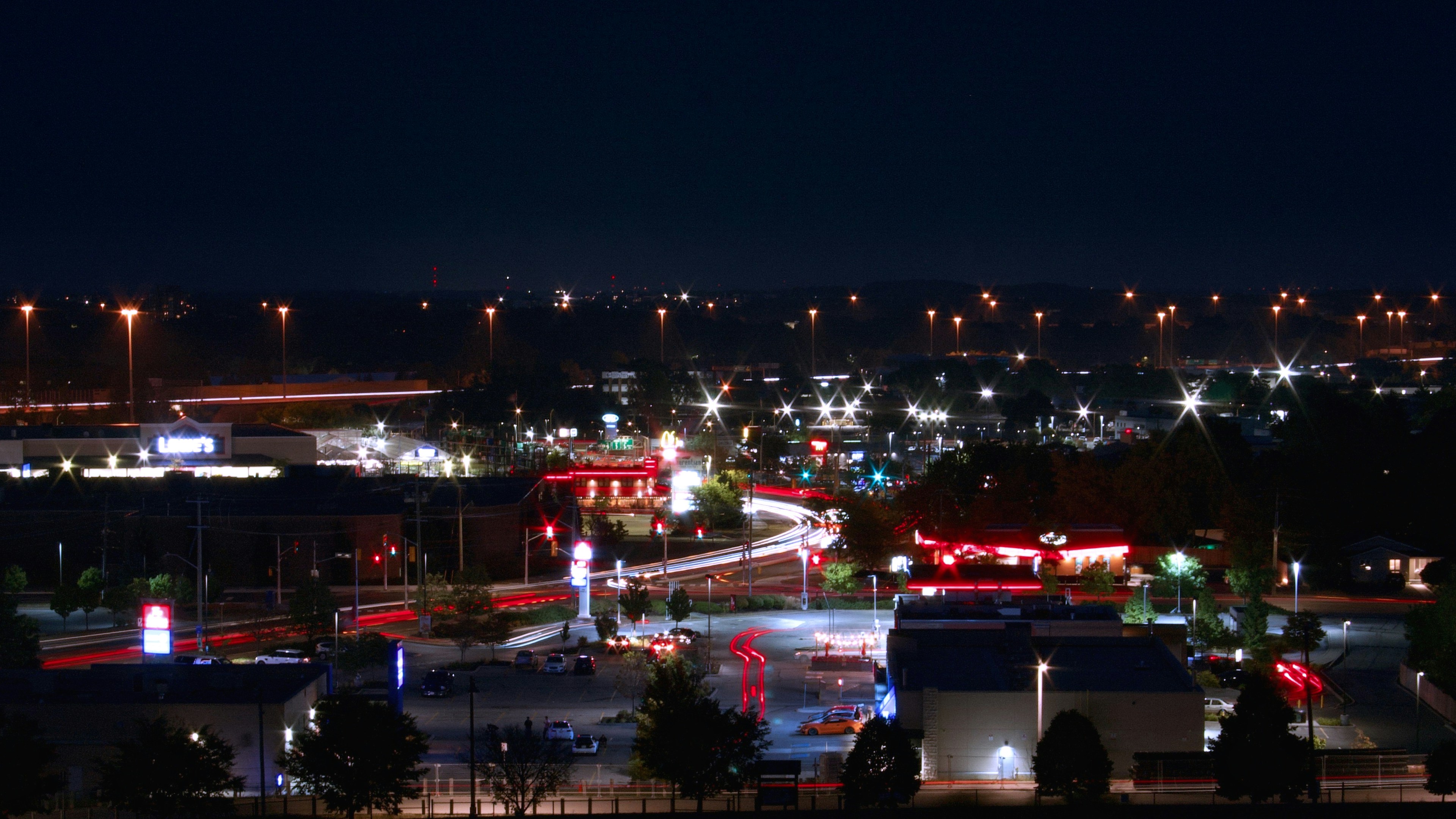Nächtlicher Blick auf eine Stadt mit hellen Lichtern.