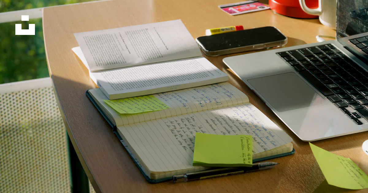 L ordinateur Portable Et L ordinateur Portable Sont Pos s Sur Un Bureau l-ordinateur-portable-et-l-ordinateur-portable-sont-pos-s-sur-un-bureau