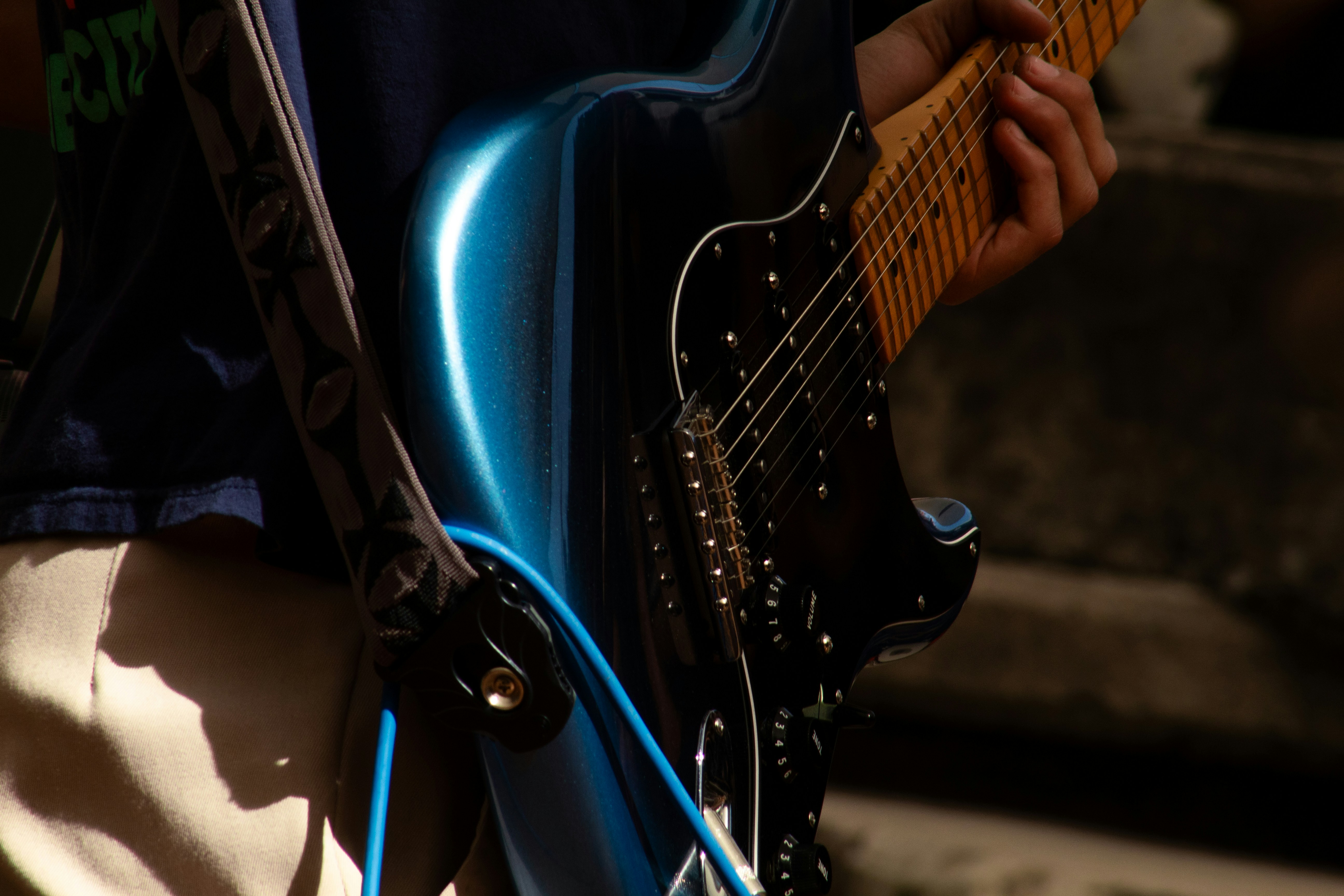 Alguém está tocando uma guitarra elétrica.
