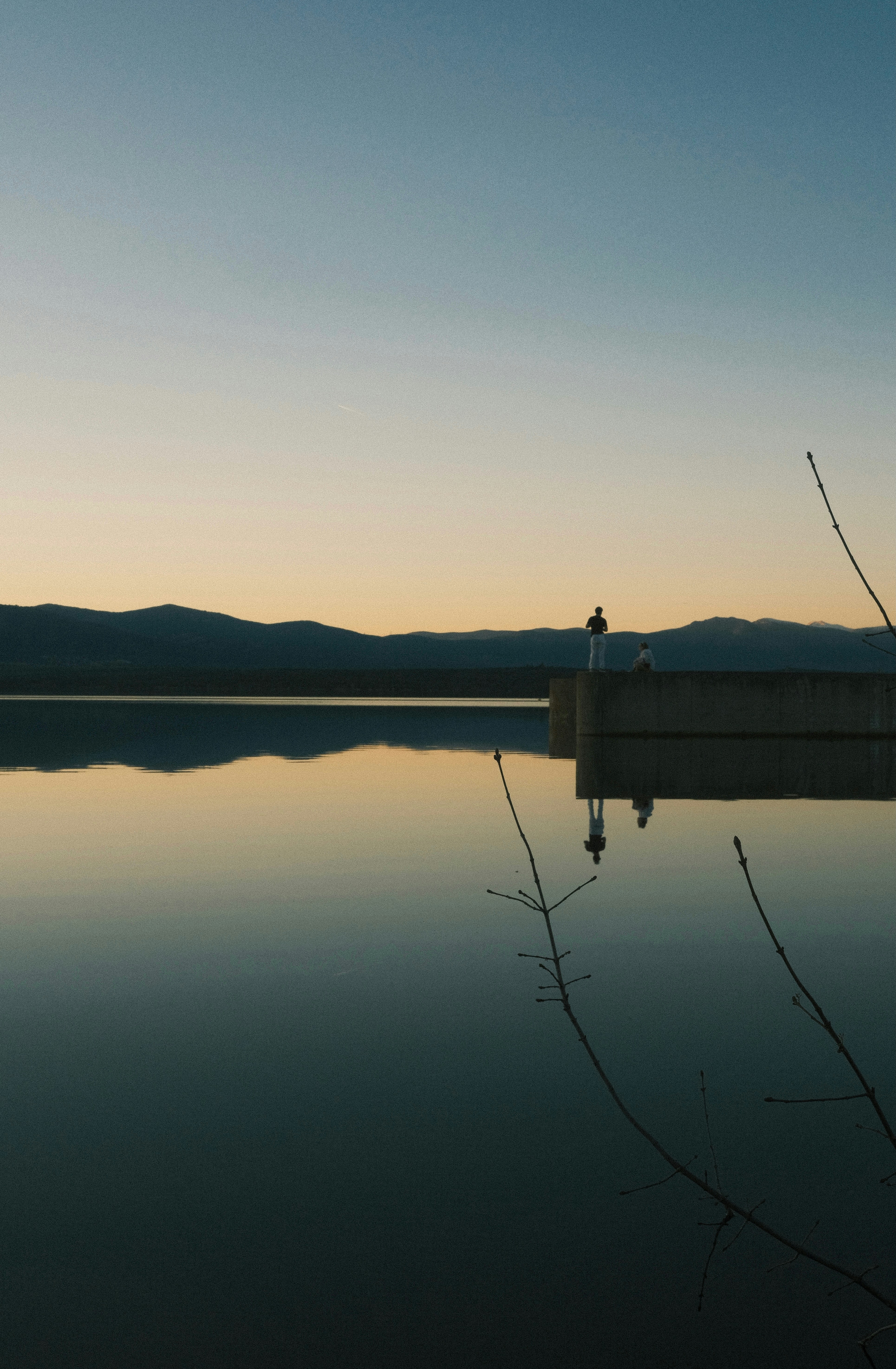 夕暮れ時には穏やかな湖が空と桟橋を映し出します。