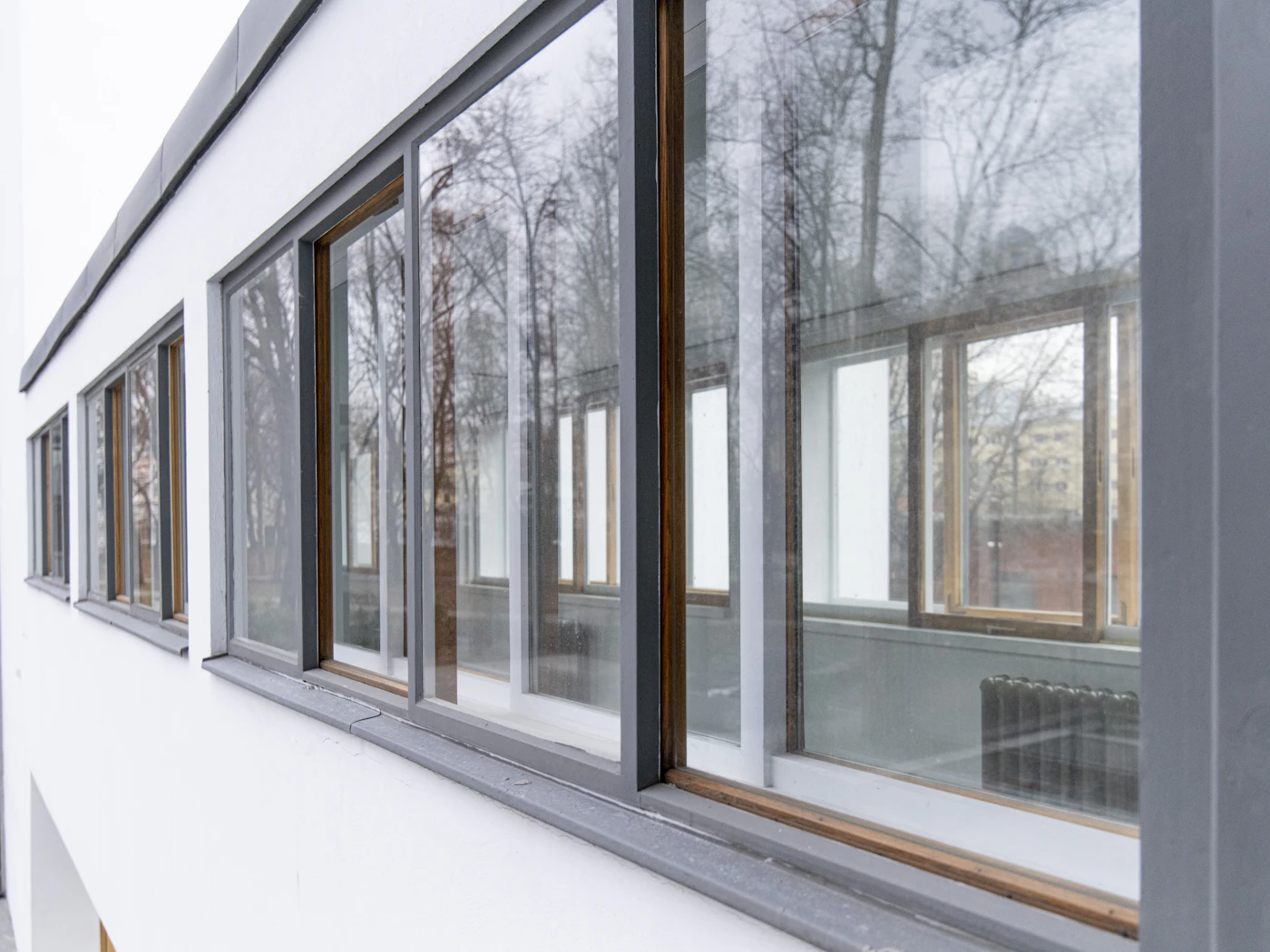Mullion and transom grid detail of an aluminium curtain wall