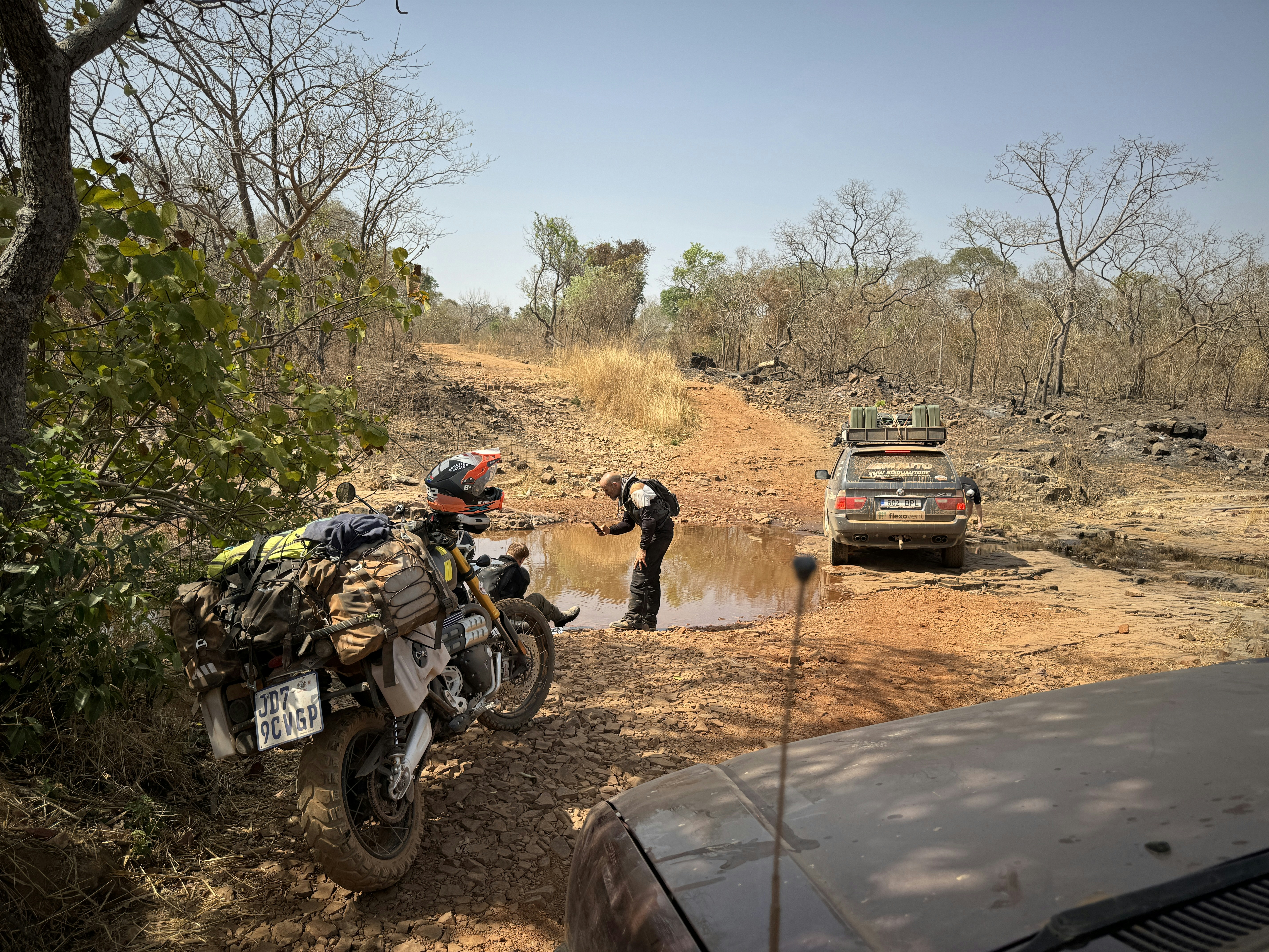 冒険家たちは、車両で未舗装の道路を探索します。