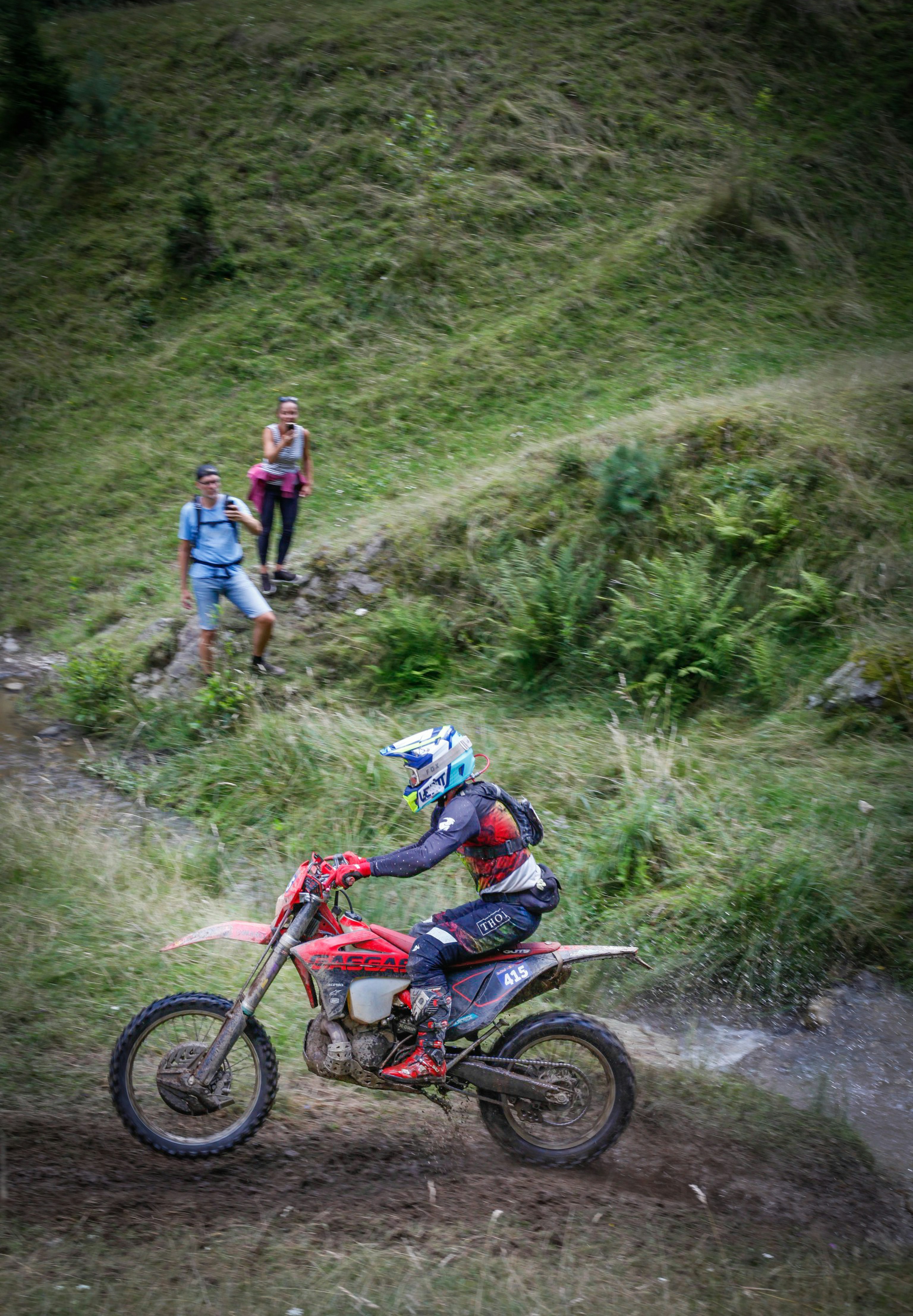 モトクロスライダーが急な坂道をパワーアップします。