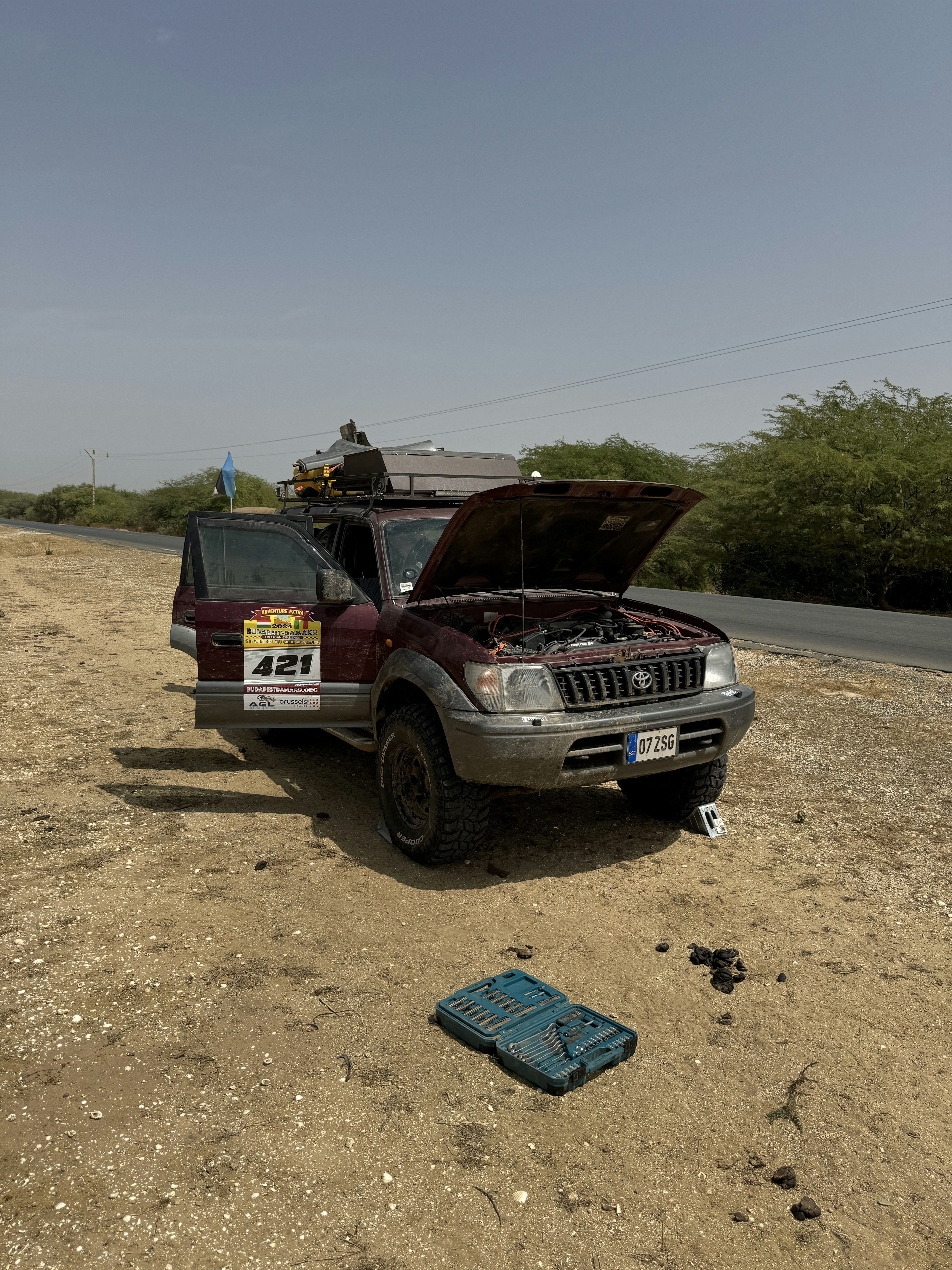 車は道路脇で故障しています。