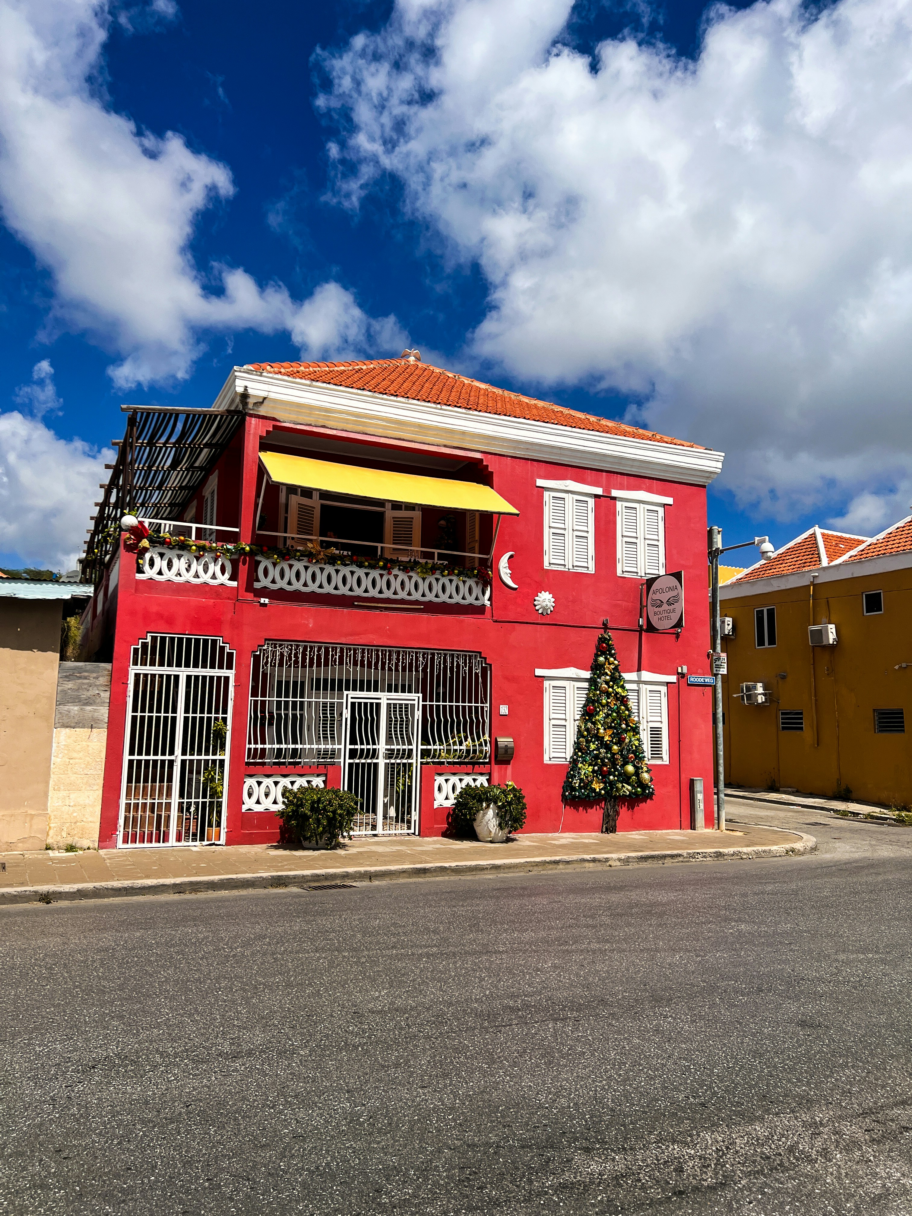 青空に真っ赤な建物がそびえ立っています。