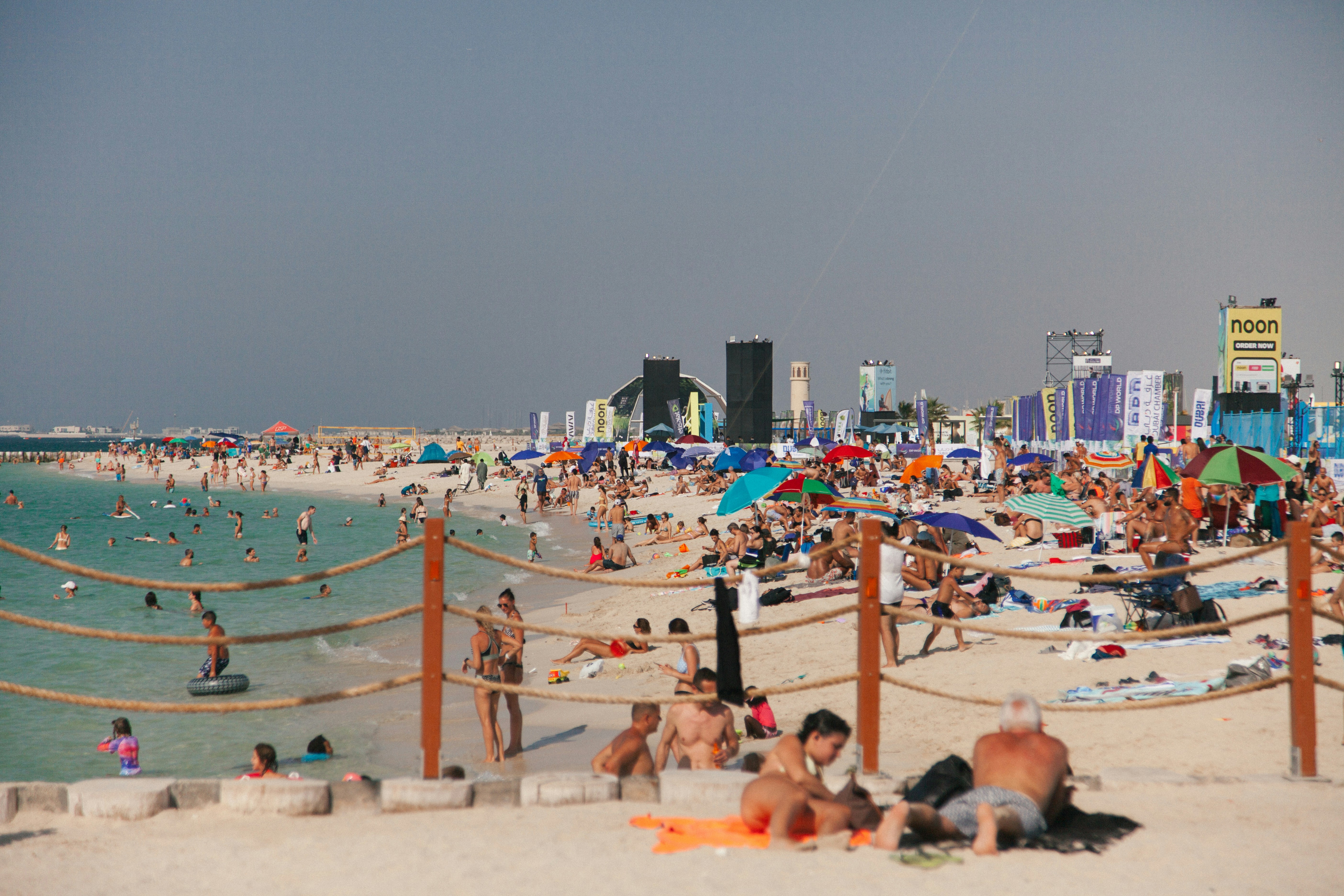 Die Menschen genießen einen geschäftigen Tag am Strand.