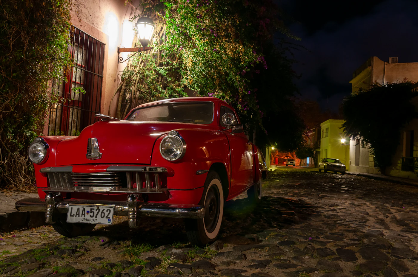 Kopfsteinpflastergasse mit einstöckigen Kolonialhäusern im Barrio Histórico von Colonia del Sacramento