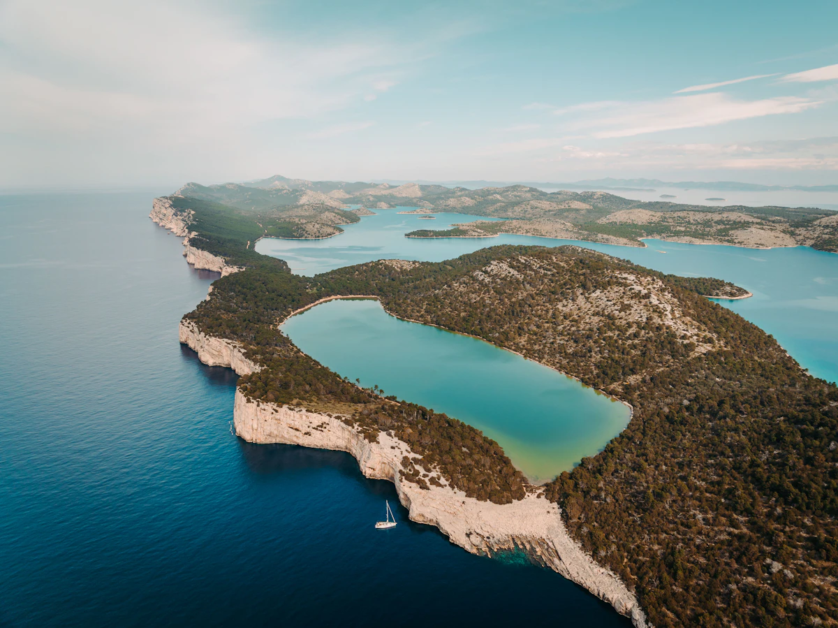 Letecký pohled na ostrovy Kornati s tyrkysovým Jaderským mořem