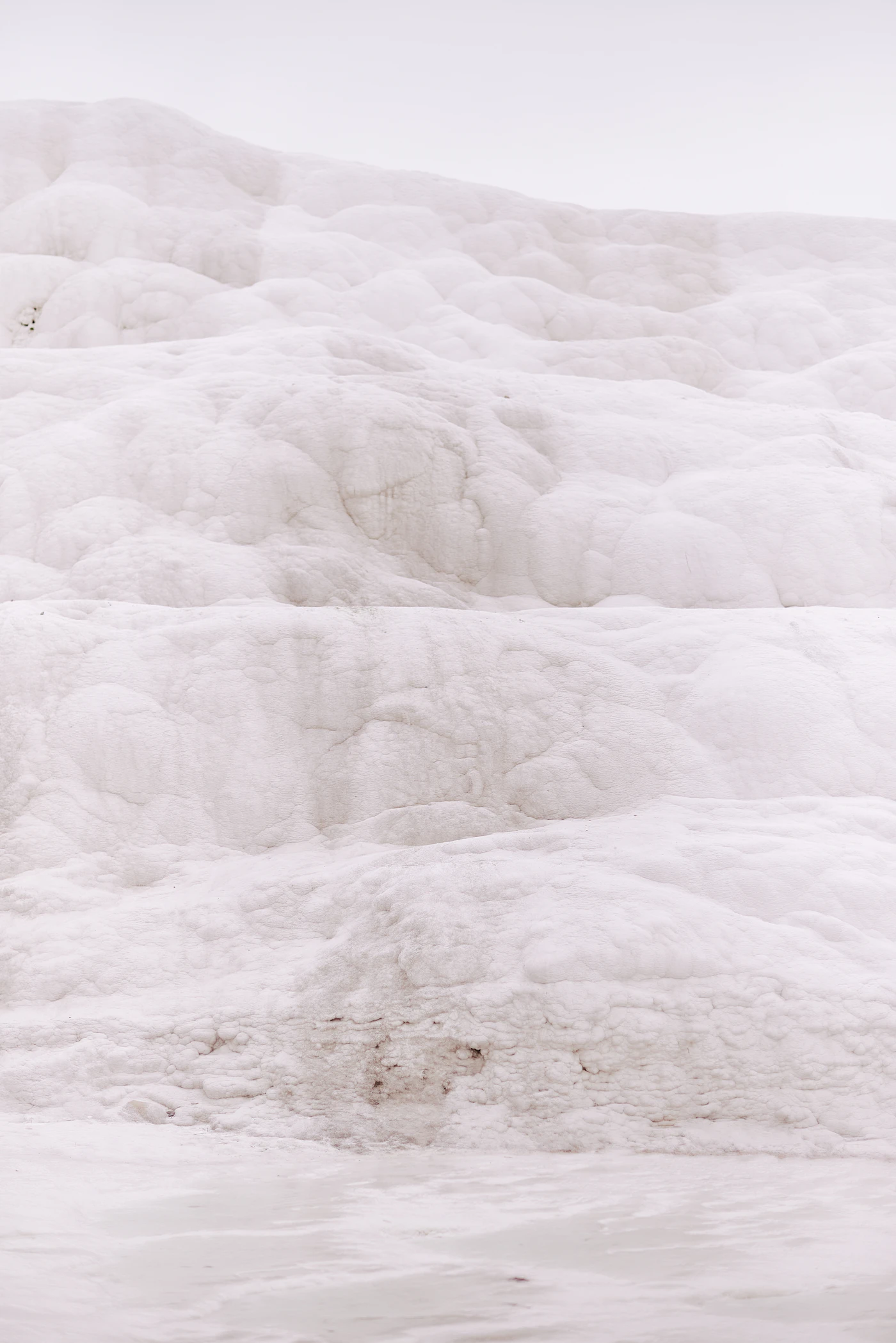 Terrazas blancas de travertino con aguas termales en Pamukkale, Turquía