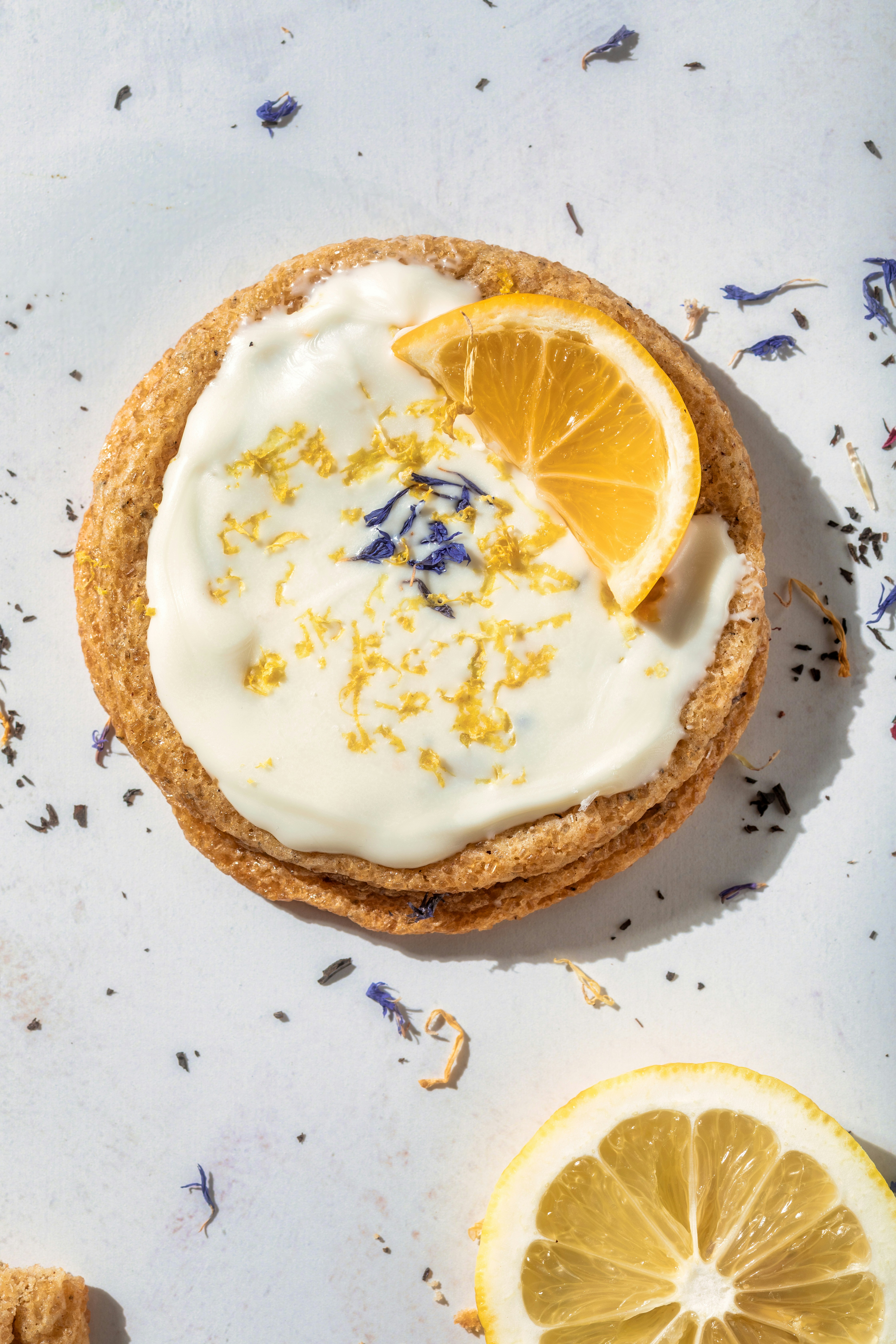 Galleta de limón cubierta con glaseado y limón.