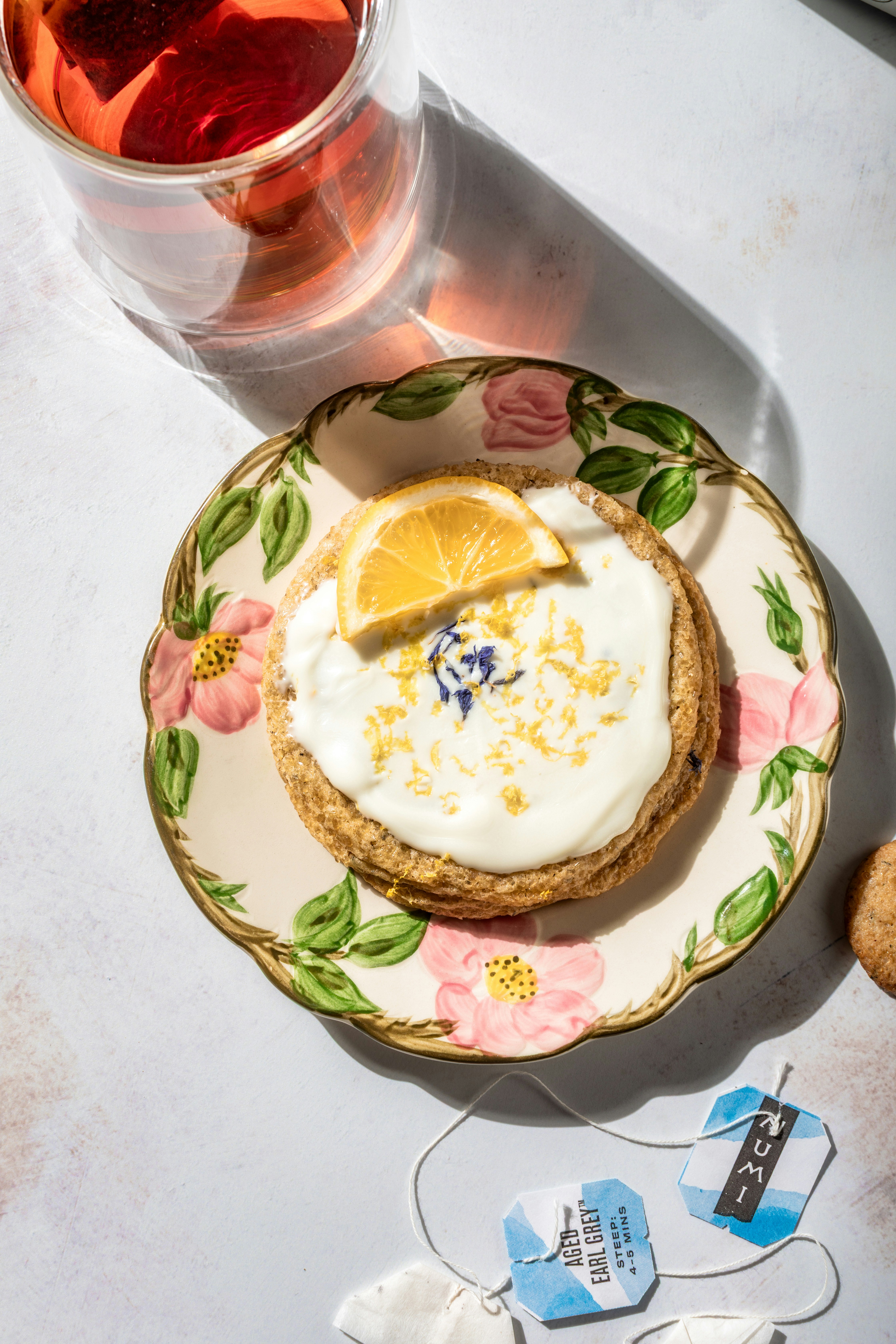 Tarta de limón y set de té en un día soleado.