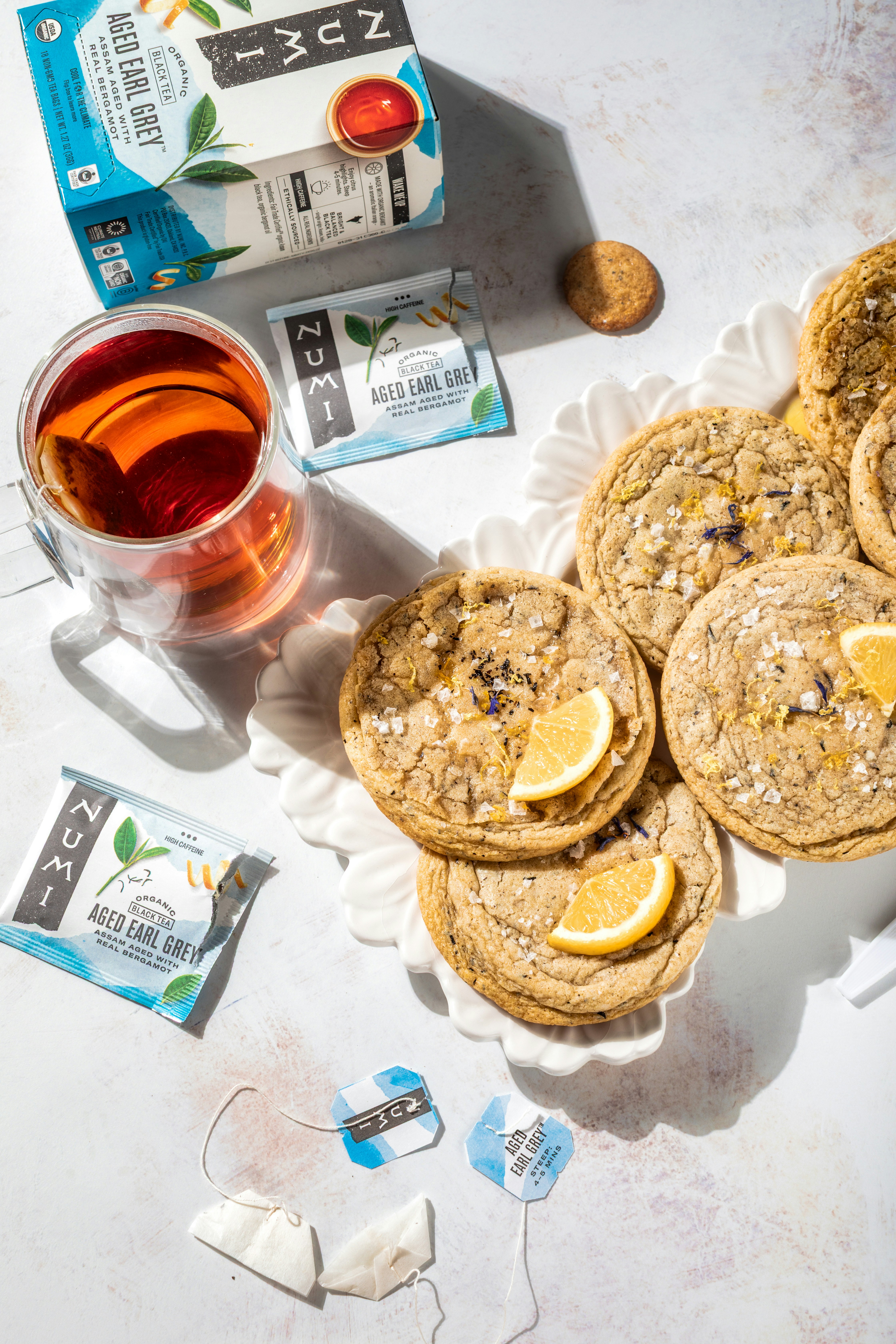 El té y las galletas crean un delicioso regalo para la tarde.
