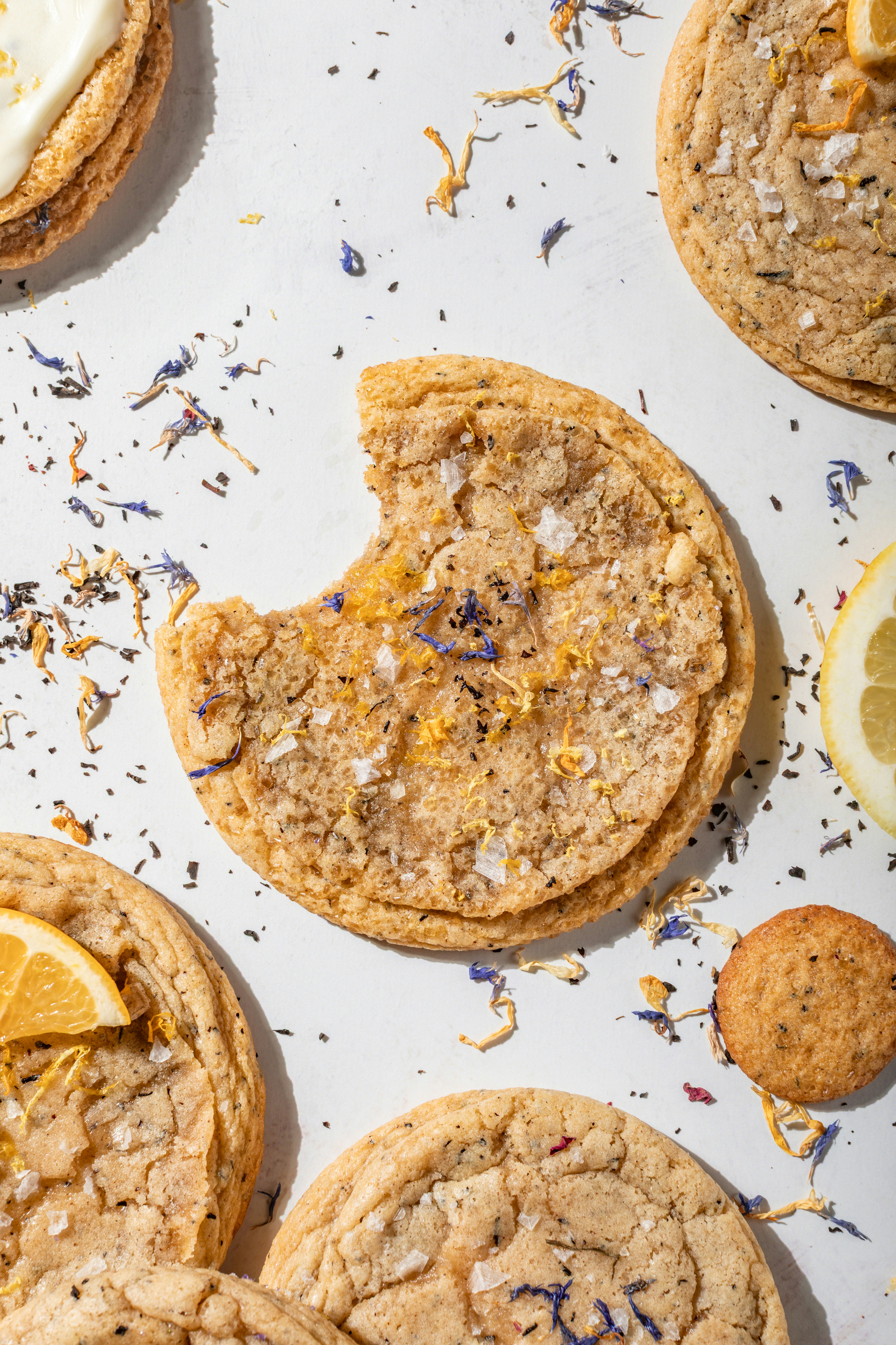Deliciosas galletas de limón con guarnición floral.
