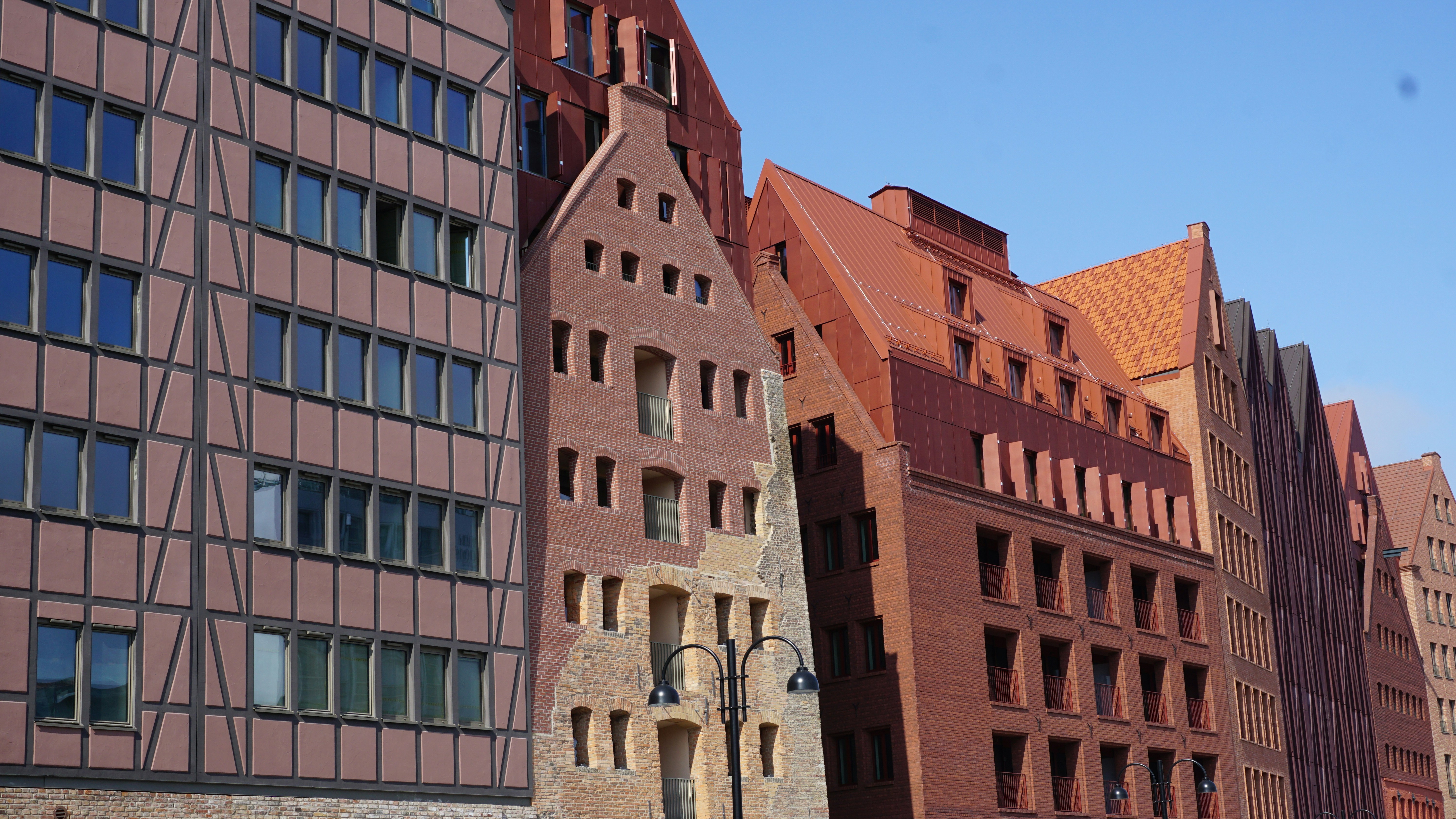 カラフルな建物が街の通りに並んでいます。