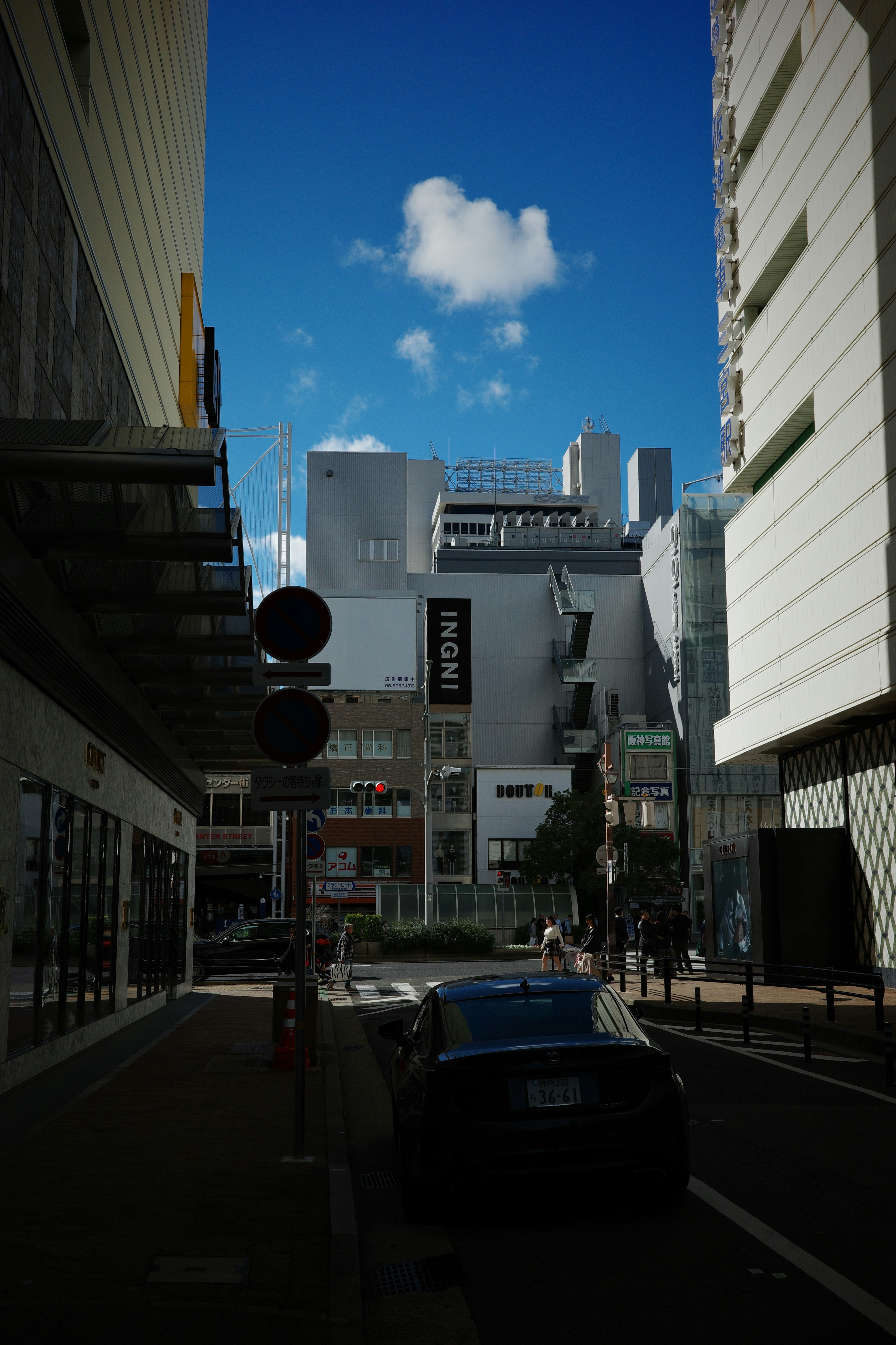 Street view in a city under a blue sky.