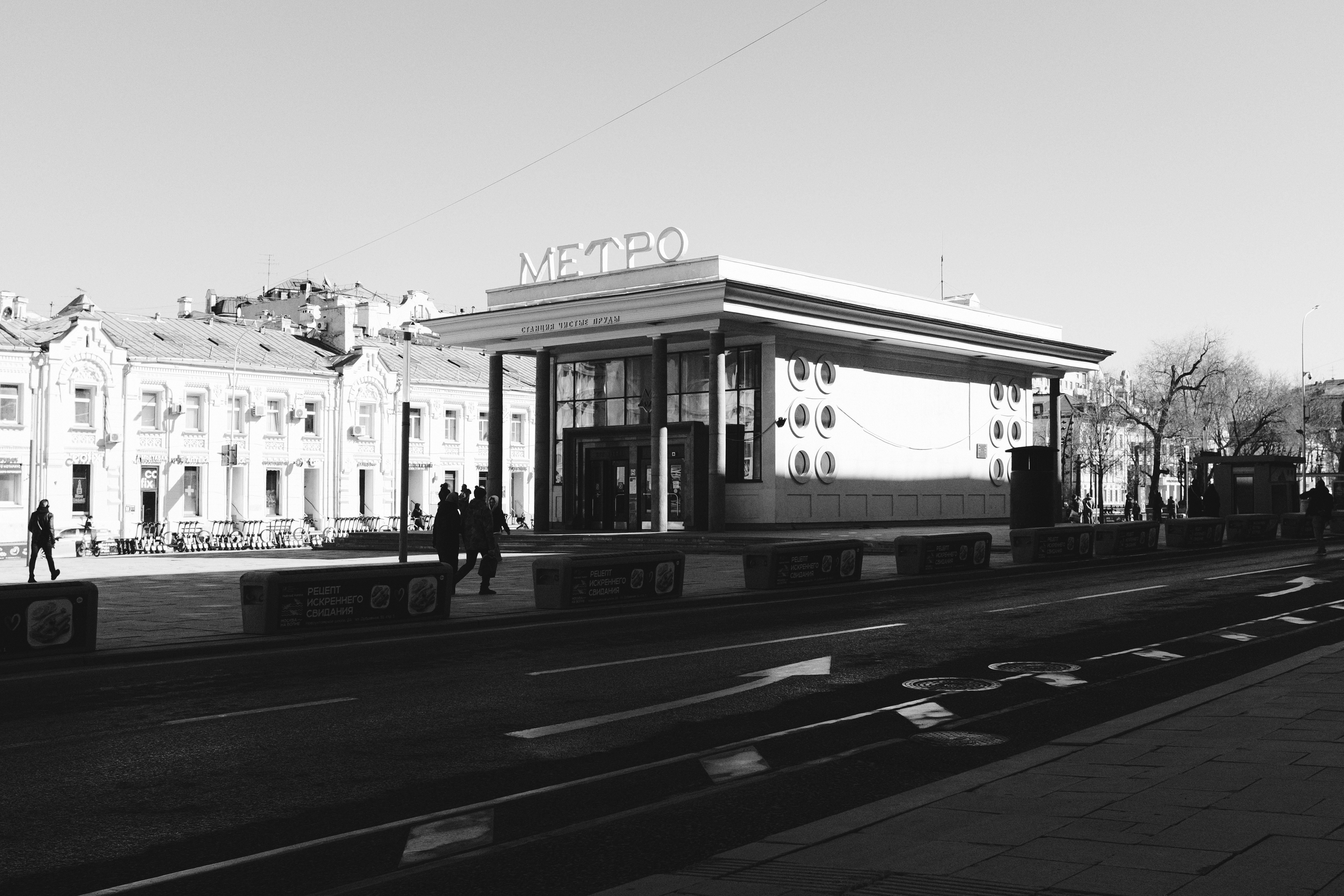 Un edificio moderno se encuentra cerca de la carretera.