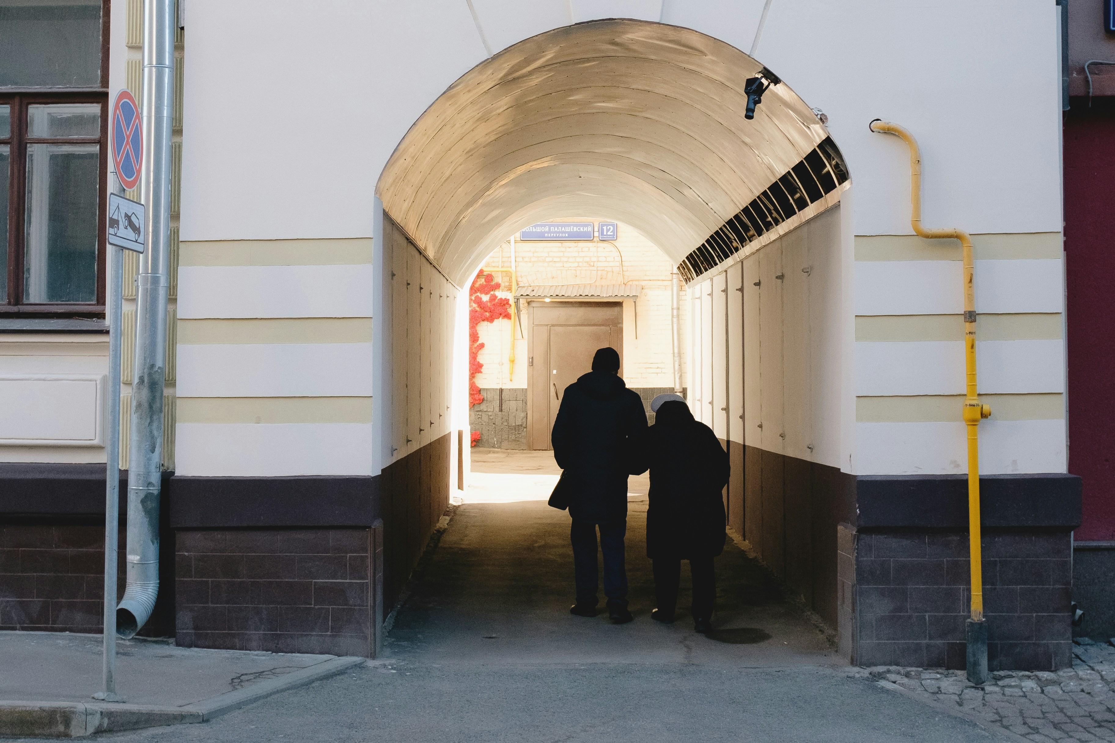 La gente camina hacia la luz al final del túnel.