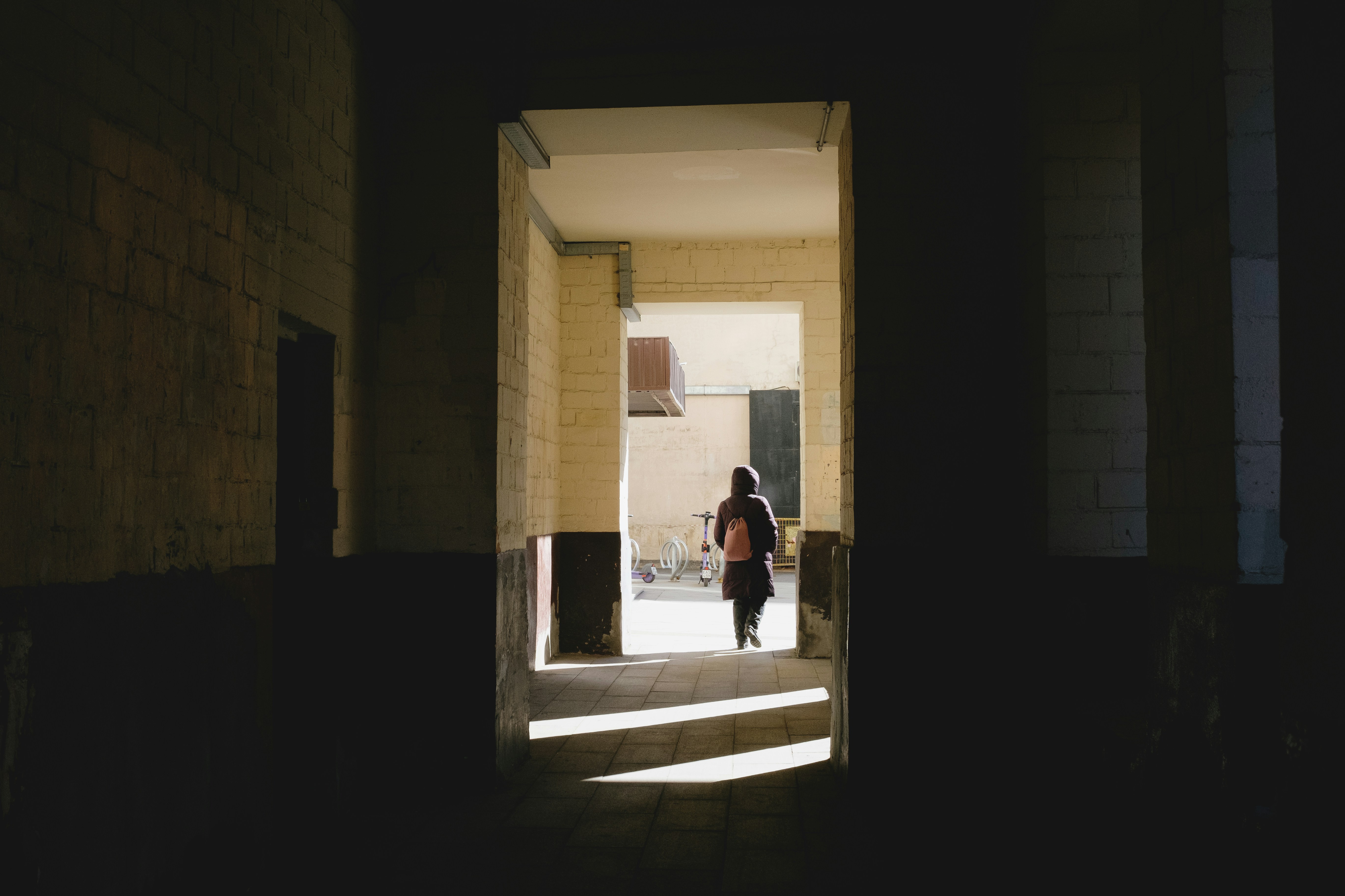 Una persona camina hacia la luz.
