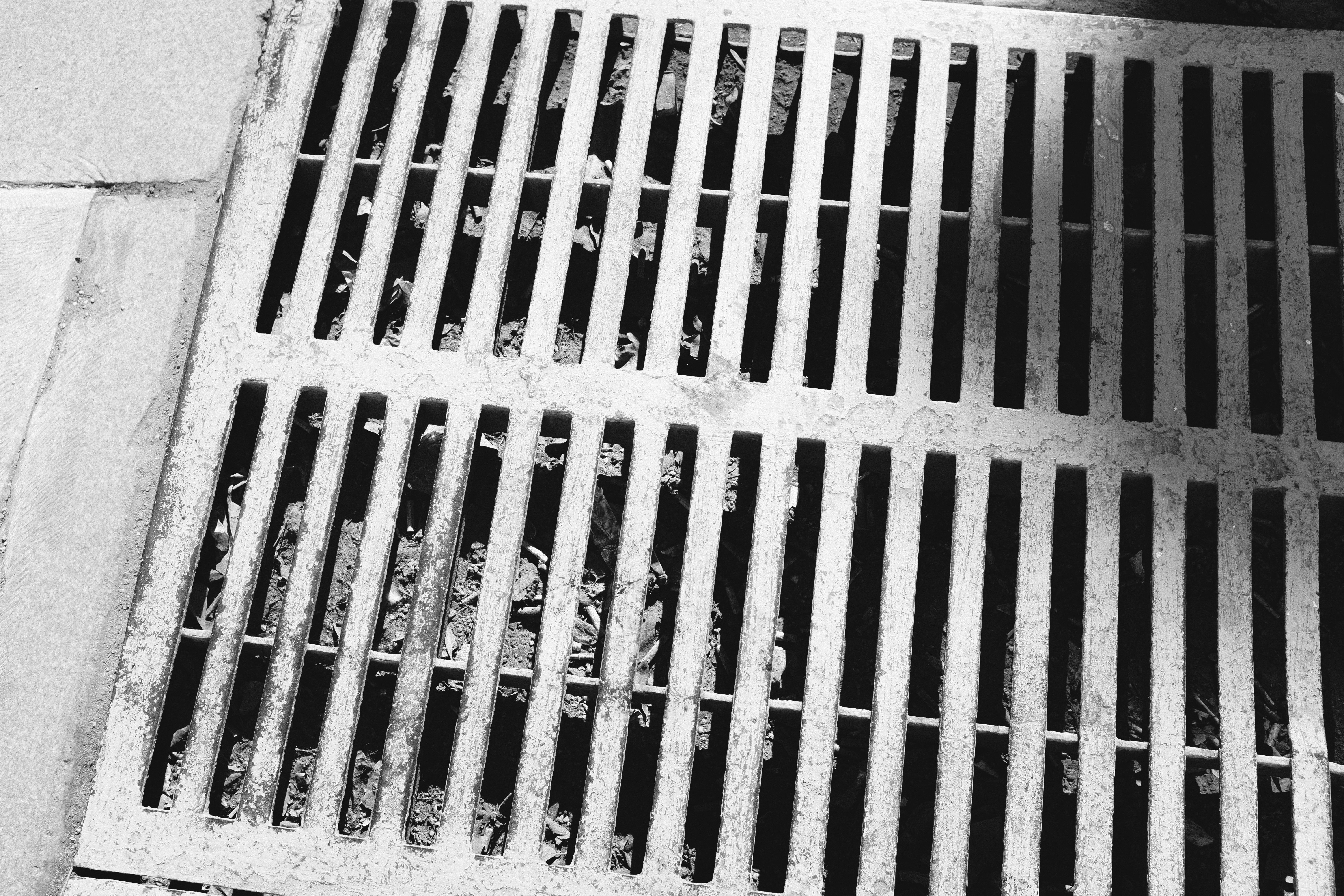 Una rejilla metálica cubre un desagüe.