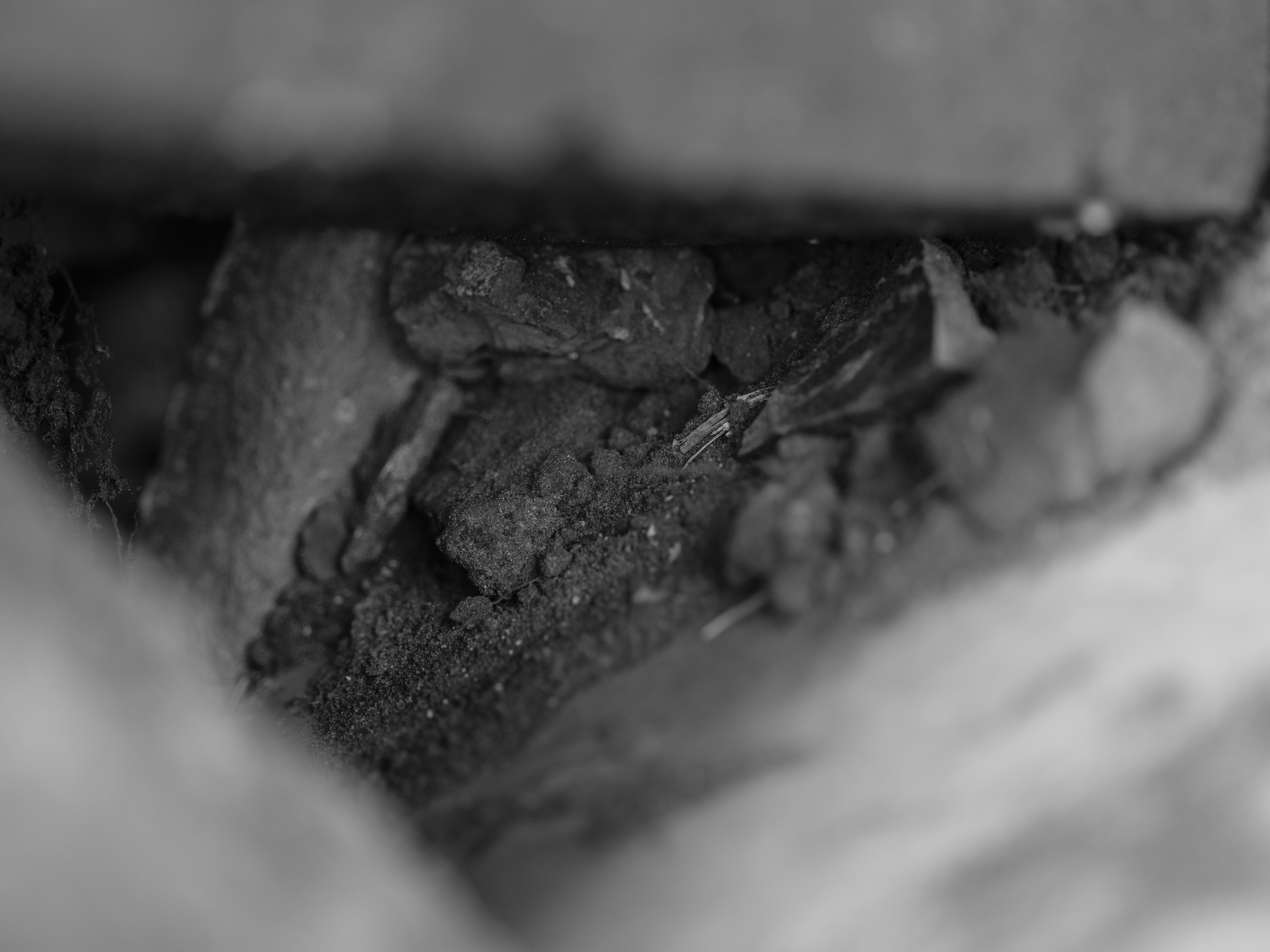 Las rocas y los escombros se ven desde un ángulo bajo.