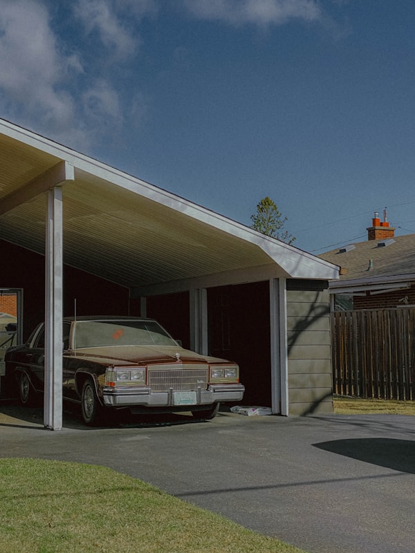 Klassisches Fahrzeug unter einer Carport-Überdachung
