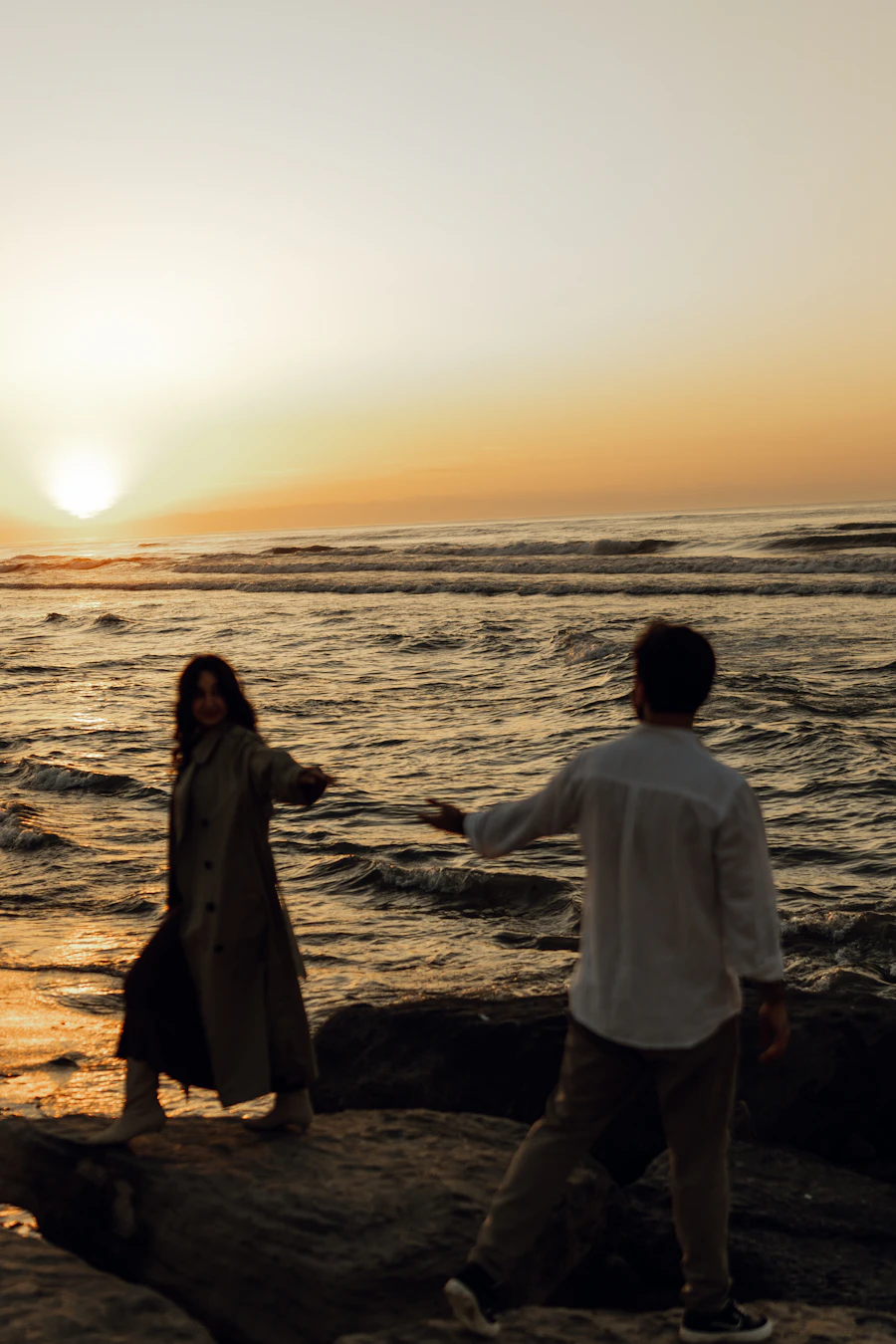 Pareja viendo el atardecer en la playa