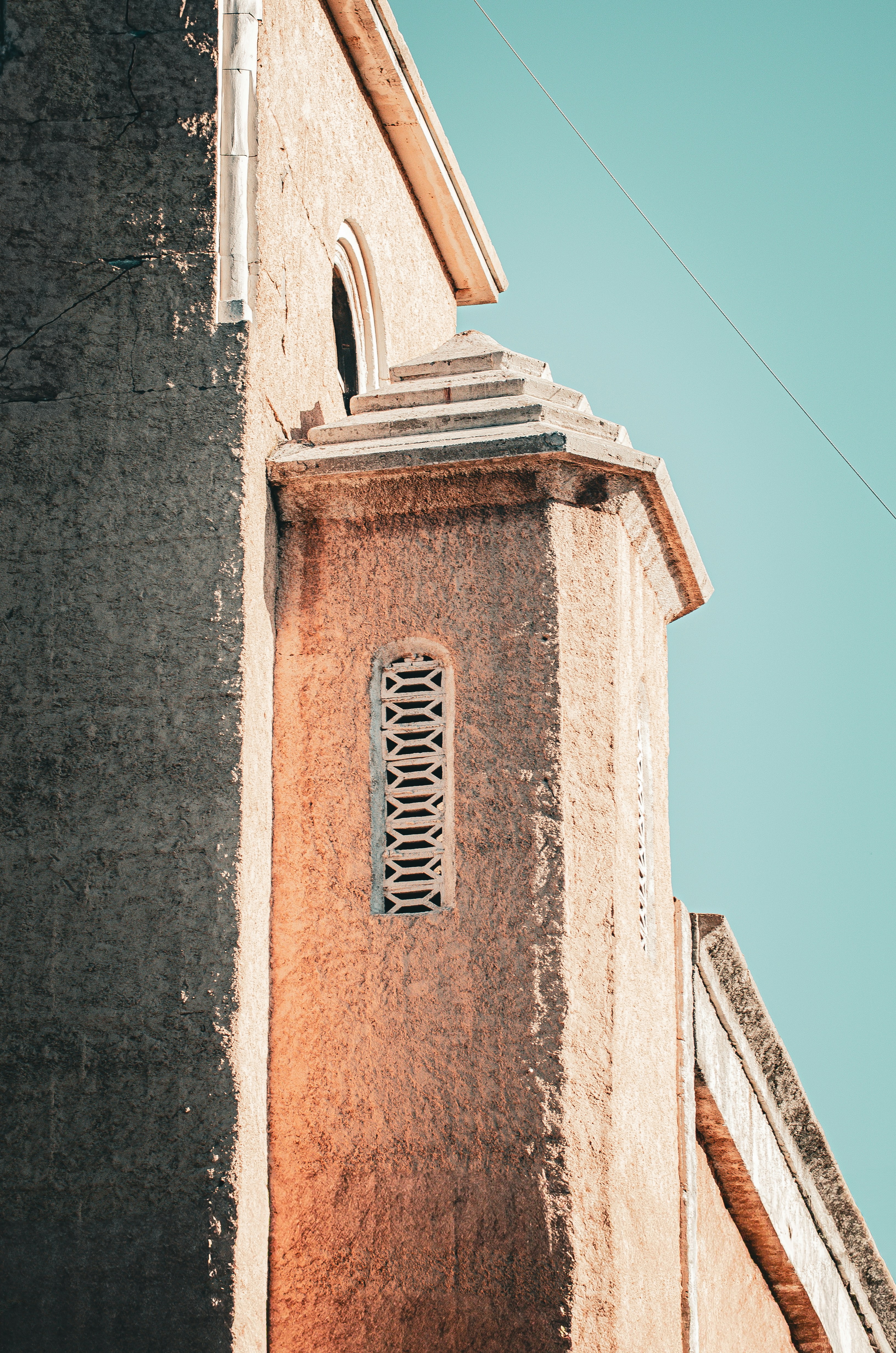 Lateral de una iglesia en una ciudad llamada Limache. Colores saturados, texturas fuertes.