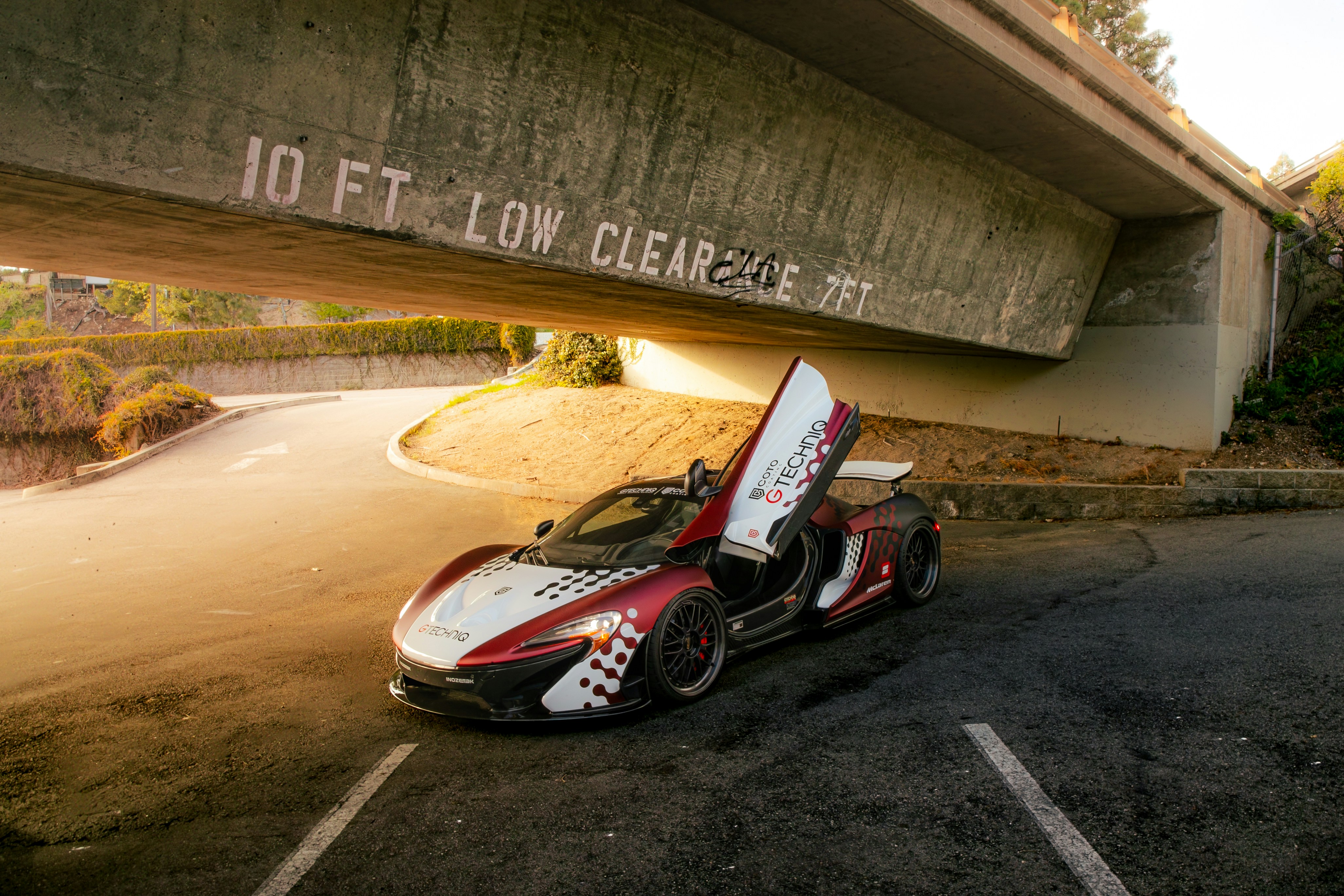 McLaren P1 GTR track, Hypercar race circuit, Luxury car asphalt, Speed blur wallpaper, ilustrasi artikel Unleash the Beast: McLaren P1 GTR 4K Race Track Wallpapers for Your Screen 1