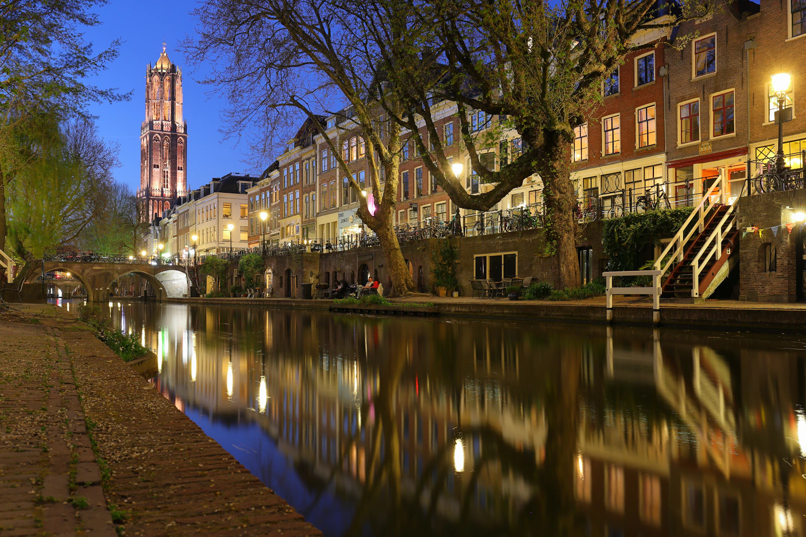 Canal histórico de Utrecht al atardecer, una alternativa tranquila entre los destinos de viaje 2026