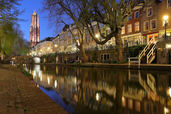 Canal y Dom Tower en Utrecht