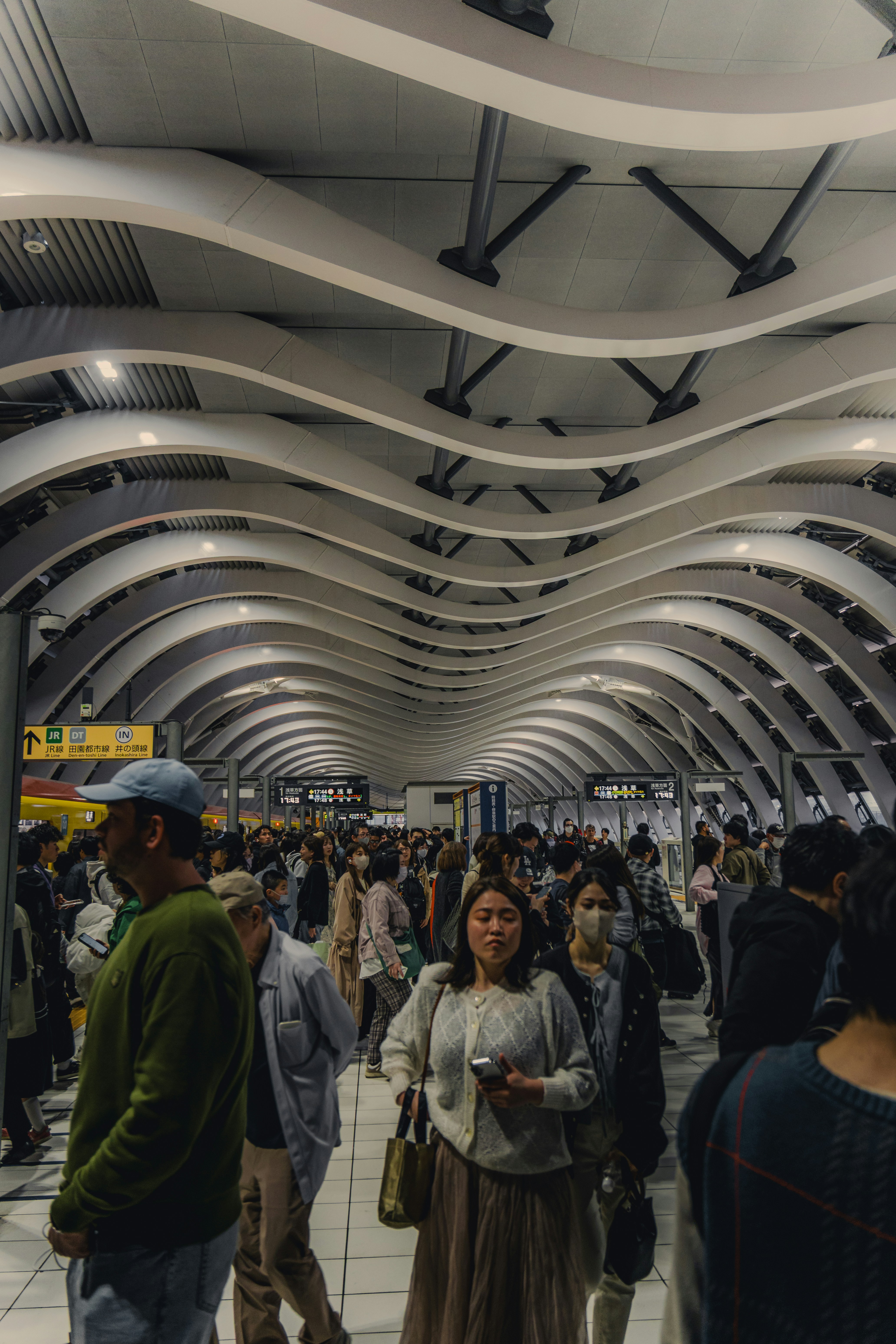 일본 골프 여행 성수기 혼잡을 상징하는 공항 인파 이미지